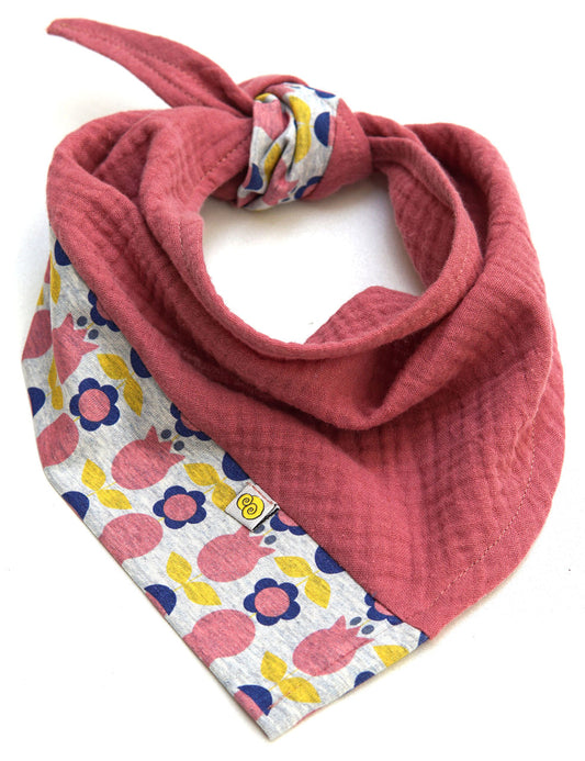 Kopf-und Halstuch aus Musselin mit Fraeulein Prusselise Tulpenmuster in der Farbe rosa.