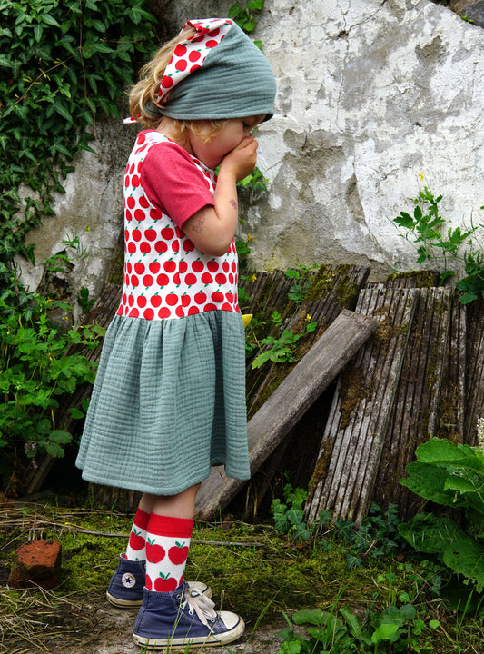 Niedliches Kleid für Kinder aus Musselin mit schoenem Fraeulein Prusselise Apfelmuster in den Farben salbei und rot, passend dazu das selbe Hals-und Kopftuch. 