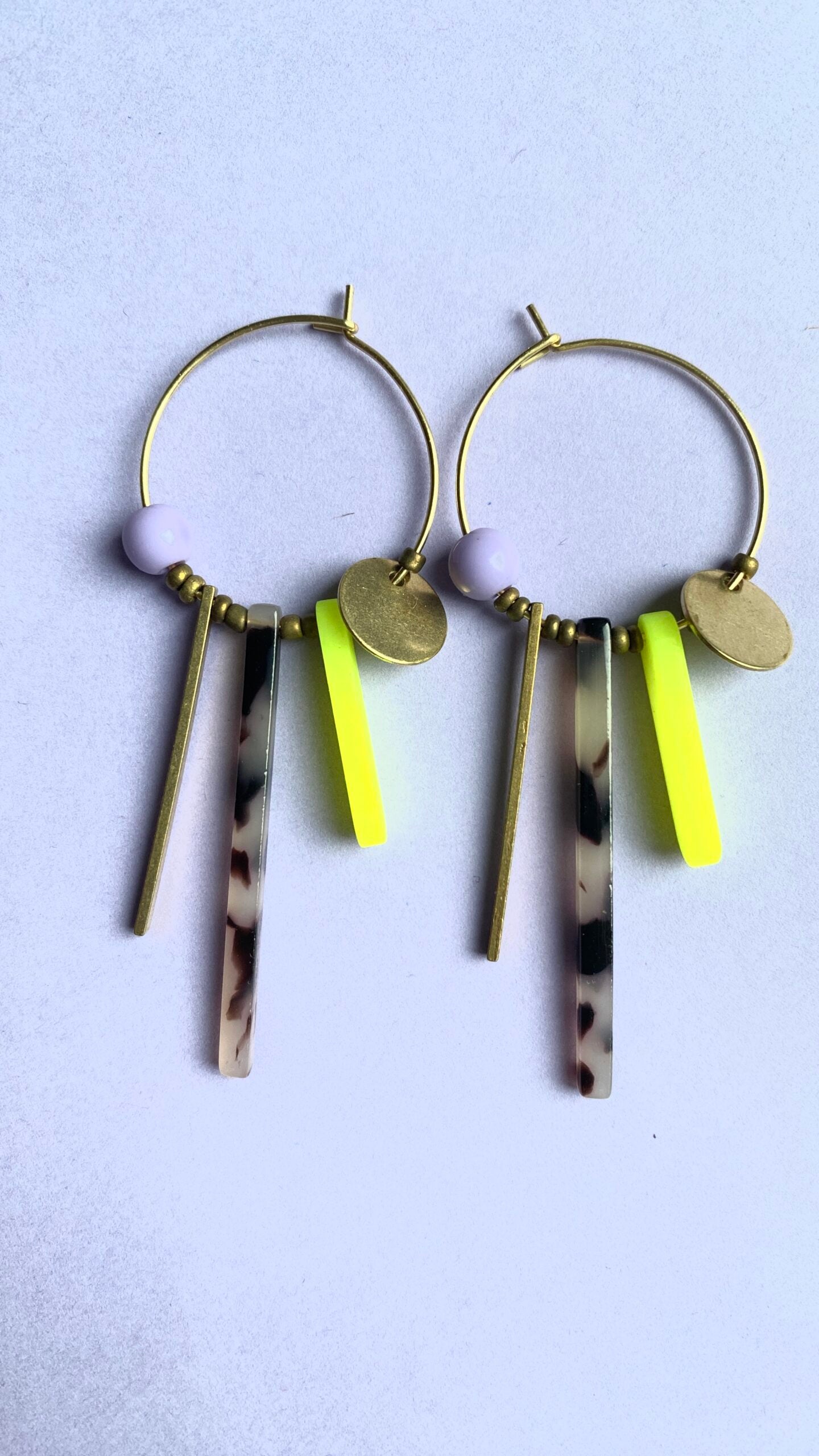 Ohrringe von Vimalija mit Acryl und Messinganhängern an einer Edelstahl Creole.