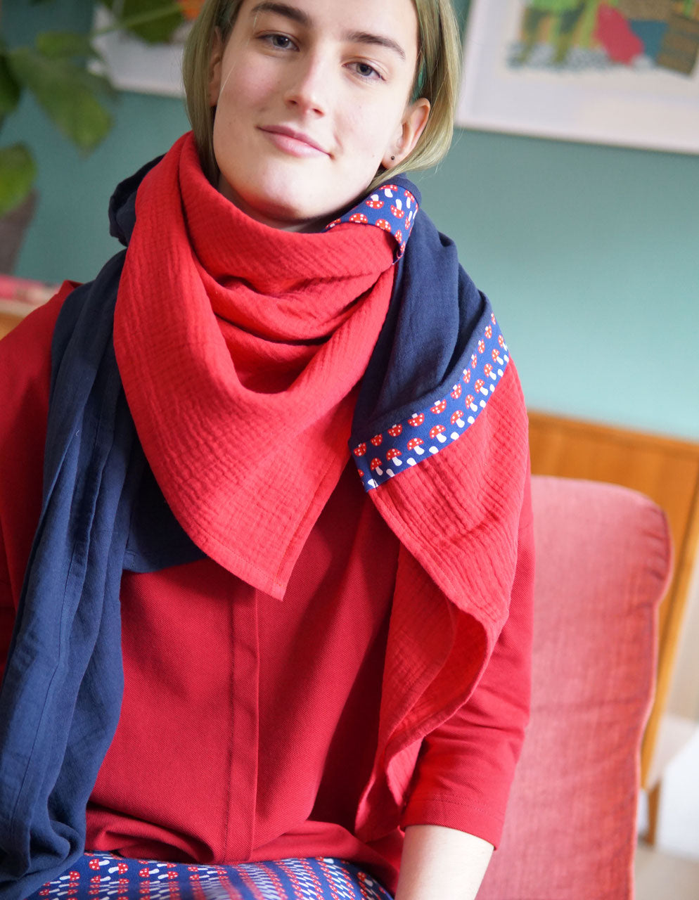 Großes Musselin Tuch mit Borte Fliegenpilz, in den Farben rot und blau.