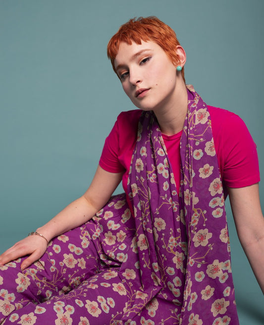 Florales Baumwolltuch in lila.