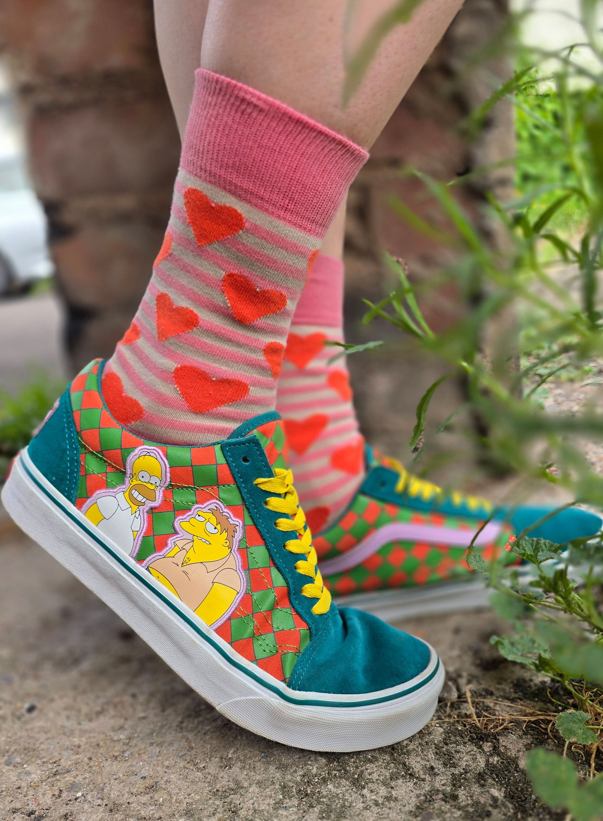Socken mit Ringelstreifen in rosa und beig mit plakativem Herzchenmuster in knallrot.
