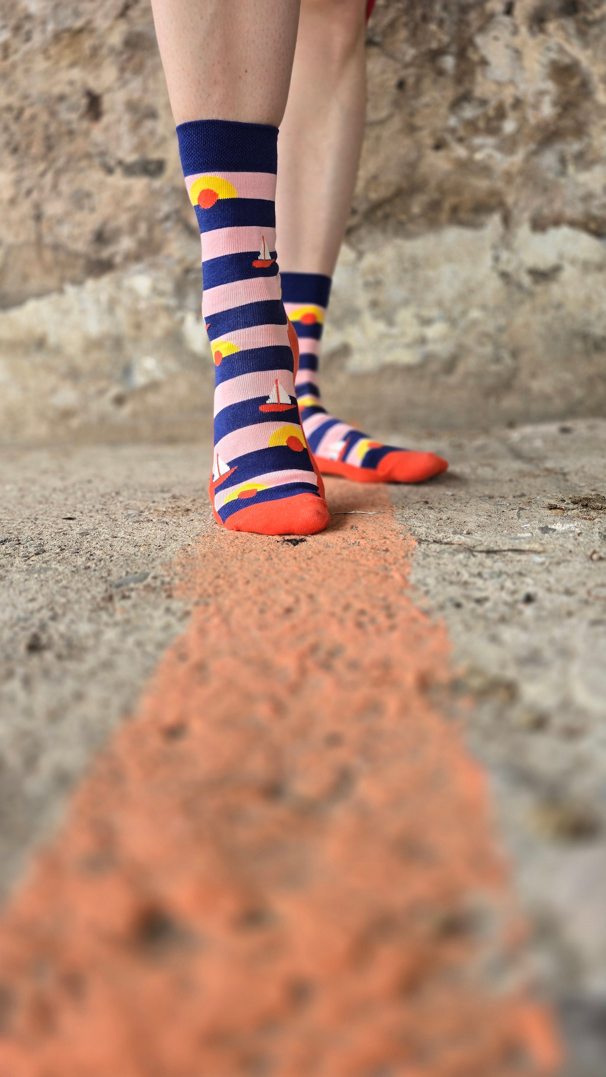 Socken mit Seelbot Motiv in untergehender Abendsonne auf Blockstreifen blau und rosa.