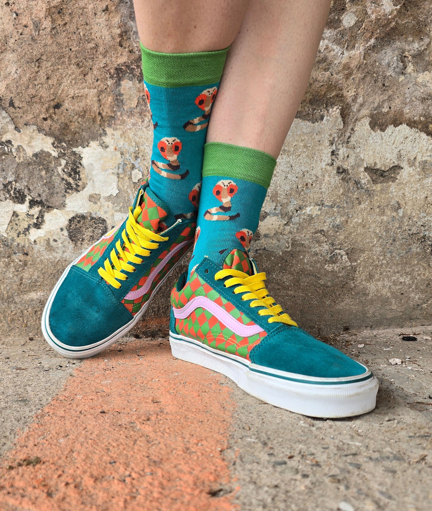 Socken in türkis mit multicolor Kobra Motiv und grünen Kanten, witzig und ein toller Farbakzent.