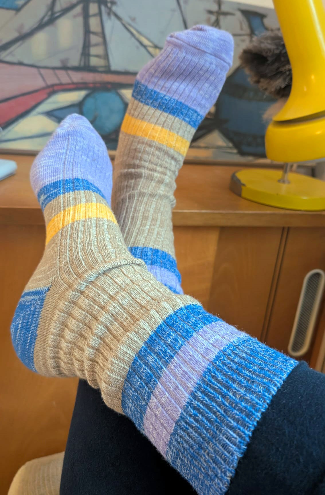 Wollsocke aus Wolle baumwolle Mischung in Ripstrick mit Ringeln im Colourblock beige/lila/blau und gelb.