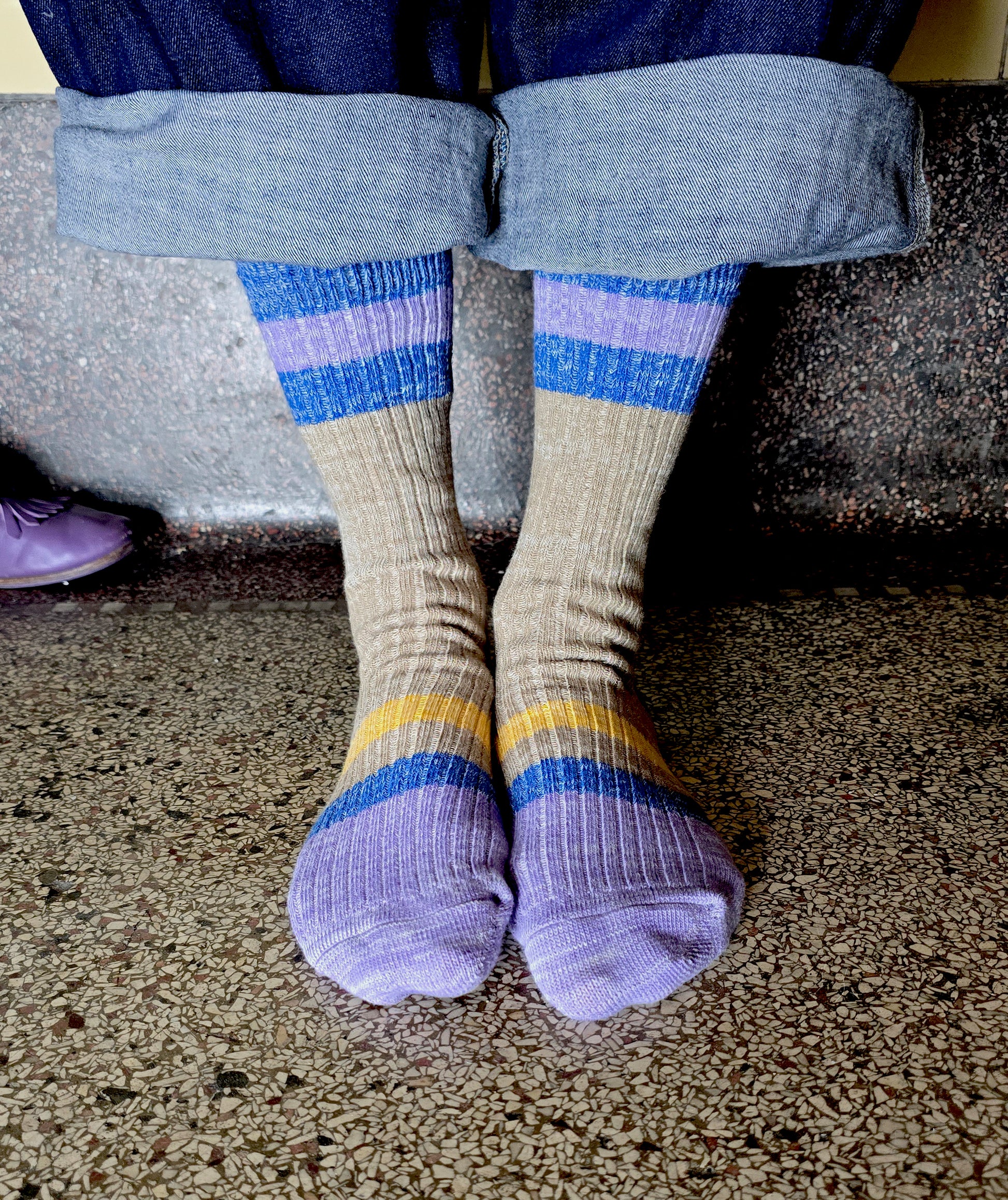 Wollsocke aus Wolle baumwolle Mischung in Ripstrick mit Ringeln im Colourblock beige/lila/blau und gelb.