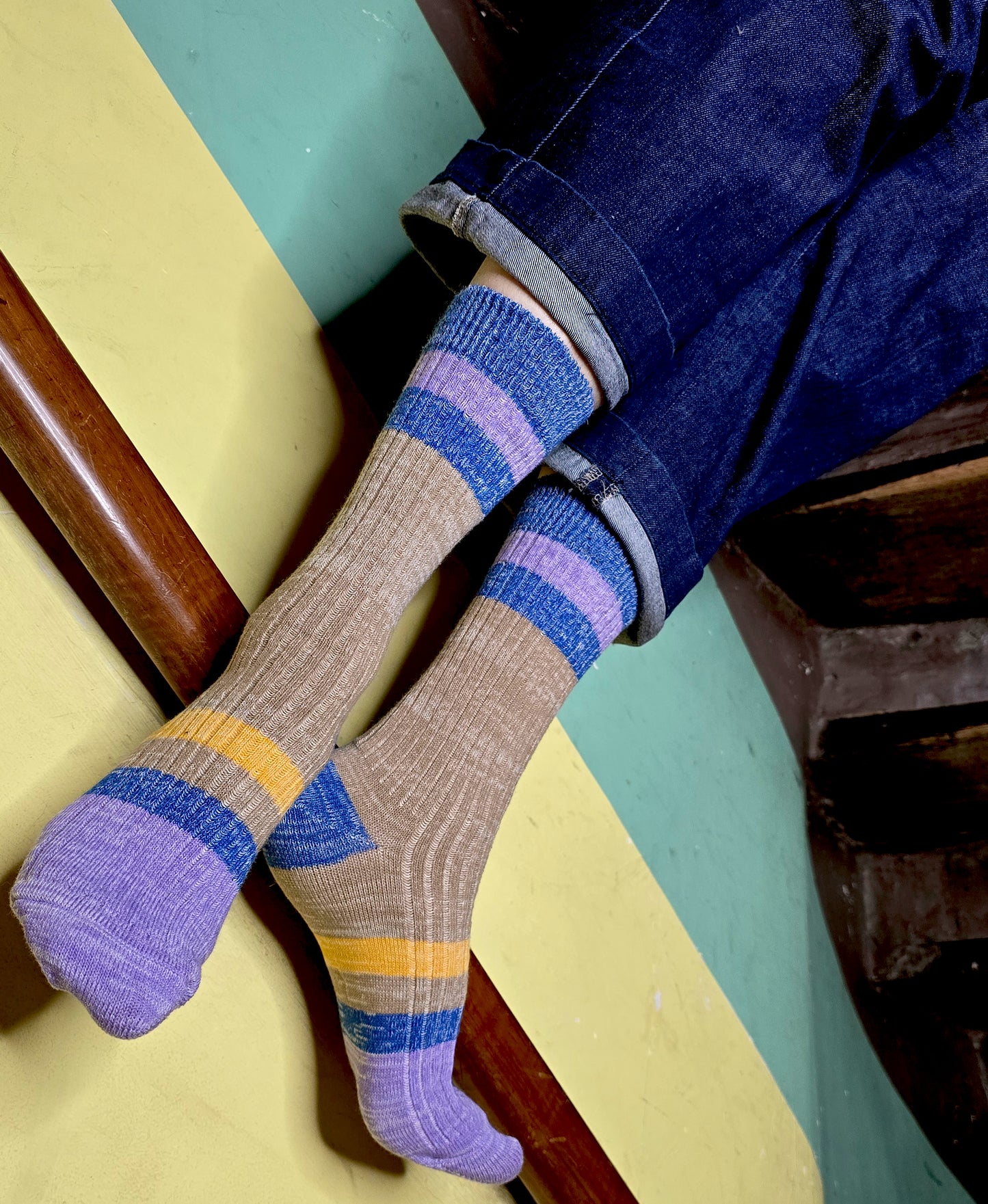 Wollsocke aus Wolle baumwolle Mischung in Ripstrick mit Ringeln im Colourblock beige/lila/blau und gelb.