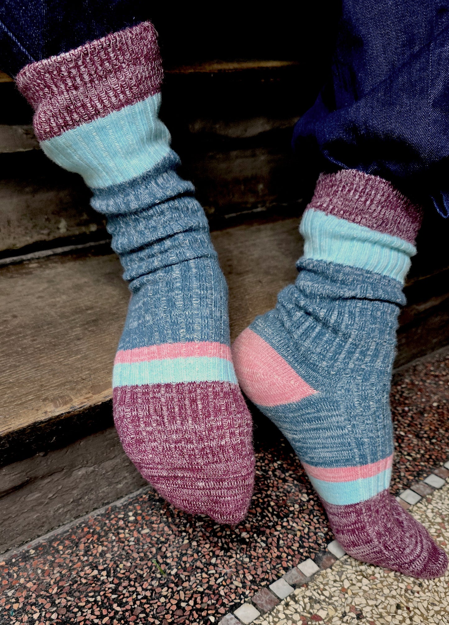 Wollsocke aus Wolle baumwolle Mischung in Ripstrick mit Ringeln im Colourblock petrol/bordeaux/mint und rosa.