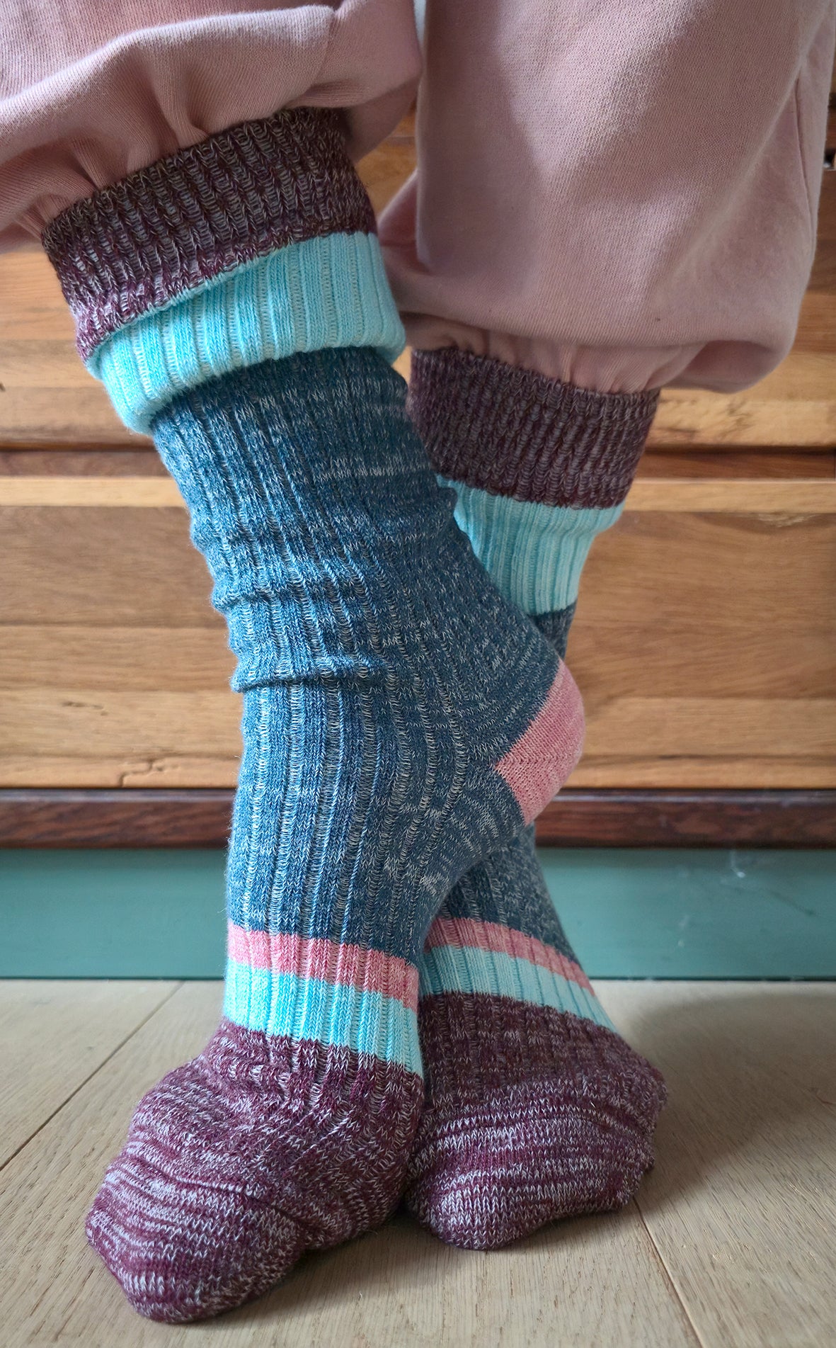 Wollsocke aus Wolle baumwolle Mischung in Ripstrick mit Ringeln im Colourblock petrol/bordeaux/mint und rosa.