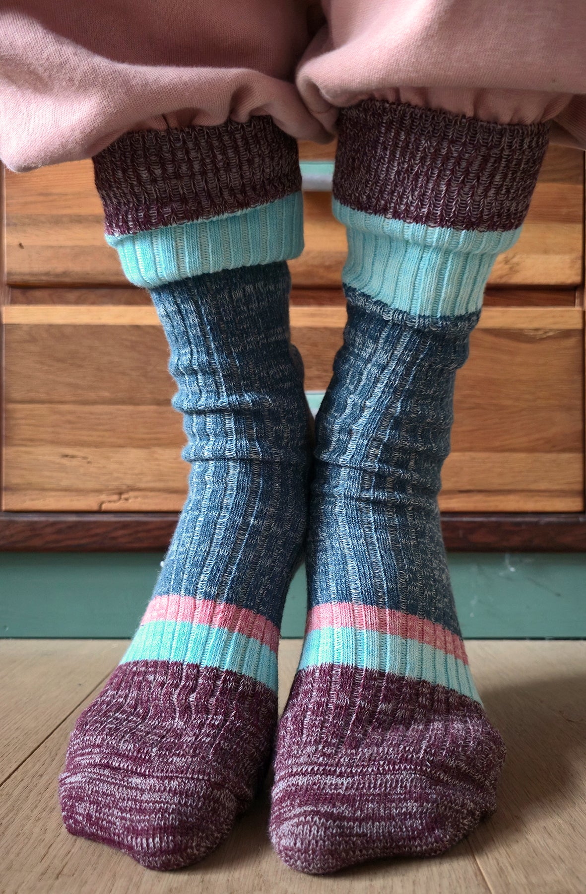Wollsocke aus Wolle baumwolle Mischung in Ripstrick mit Ringeln im Colourblock petrol/bordeaux/mint und rosa.