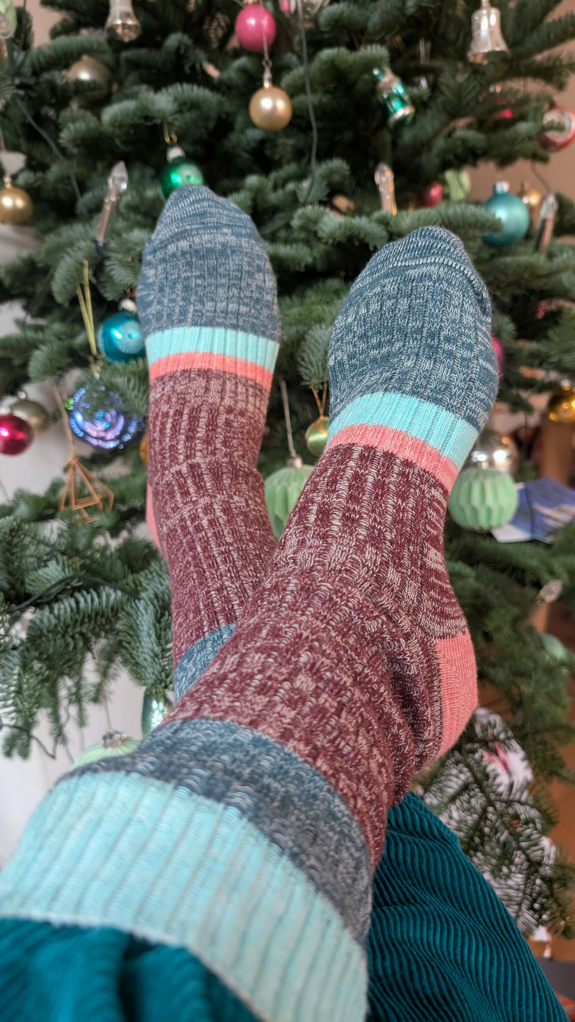 Wollsocke aus Wolle baumwolle Mischung in Ripstrick mit Ringeln im Colourblock petrol/bordeaux/mint und rosa.