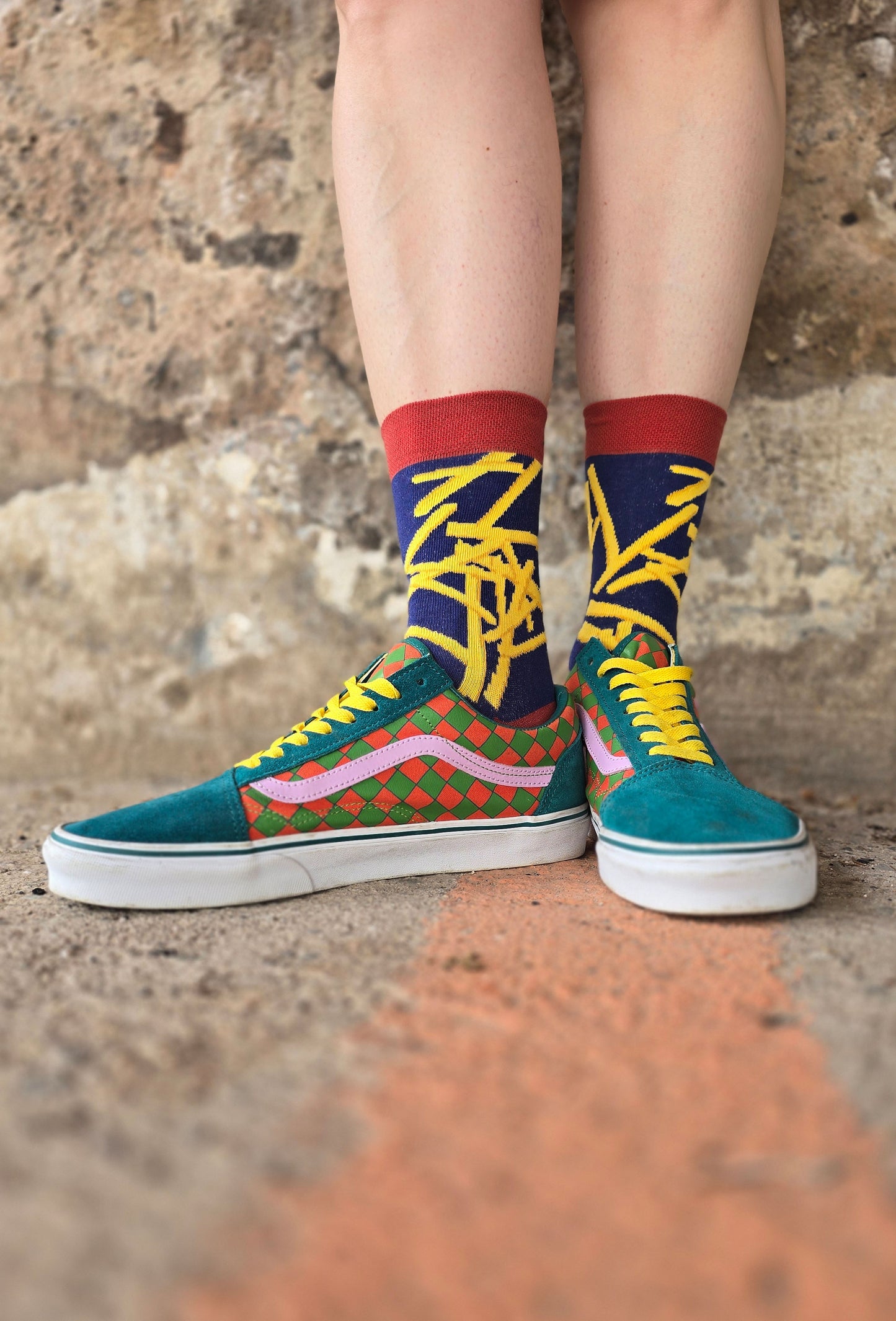 Socken in dunkelblau mit geben Pommes und roten Akzenten.