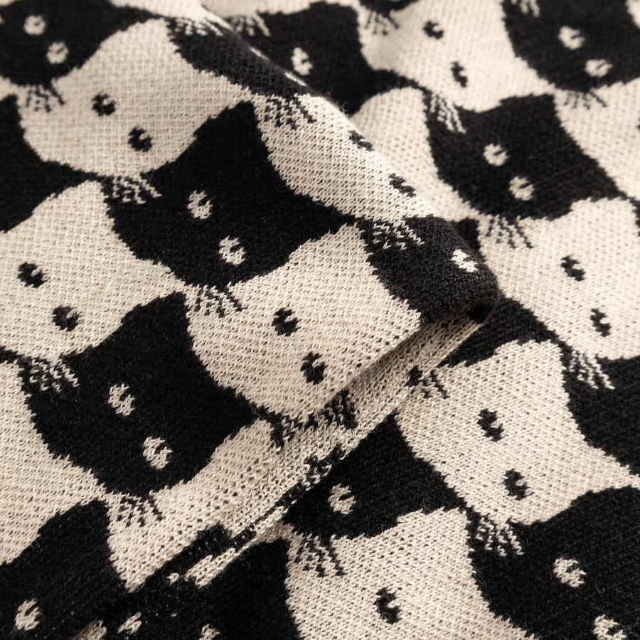 Glatt gestrickter Schal im schwarz-weiß Muster mit pepita Katzen, klassisch.
