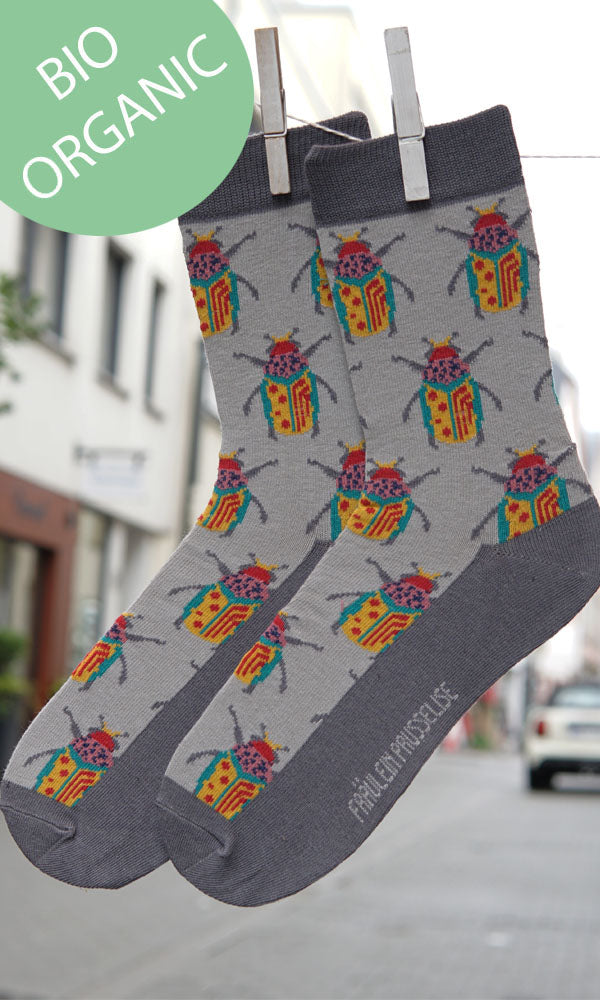 Socke aus Biobaumwolle, mit Partykäfer in Multicolor auf grau Hintergrund.
