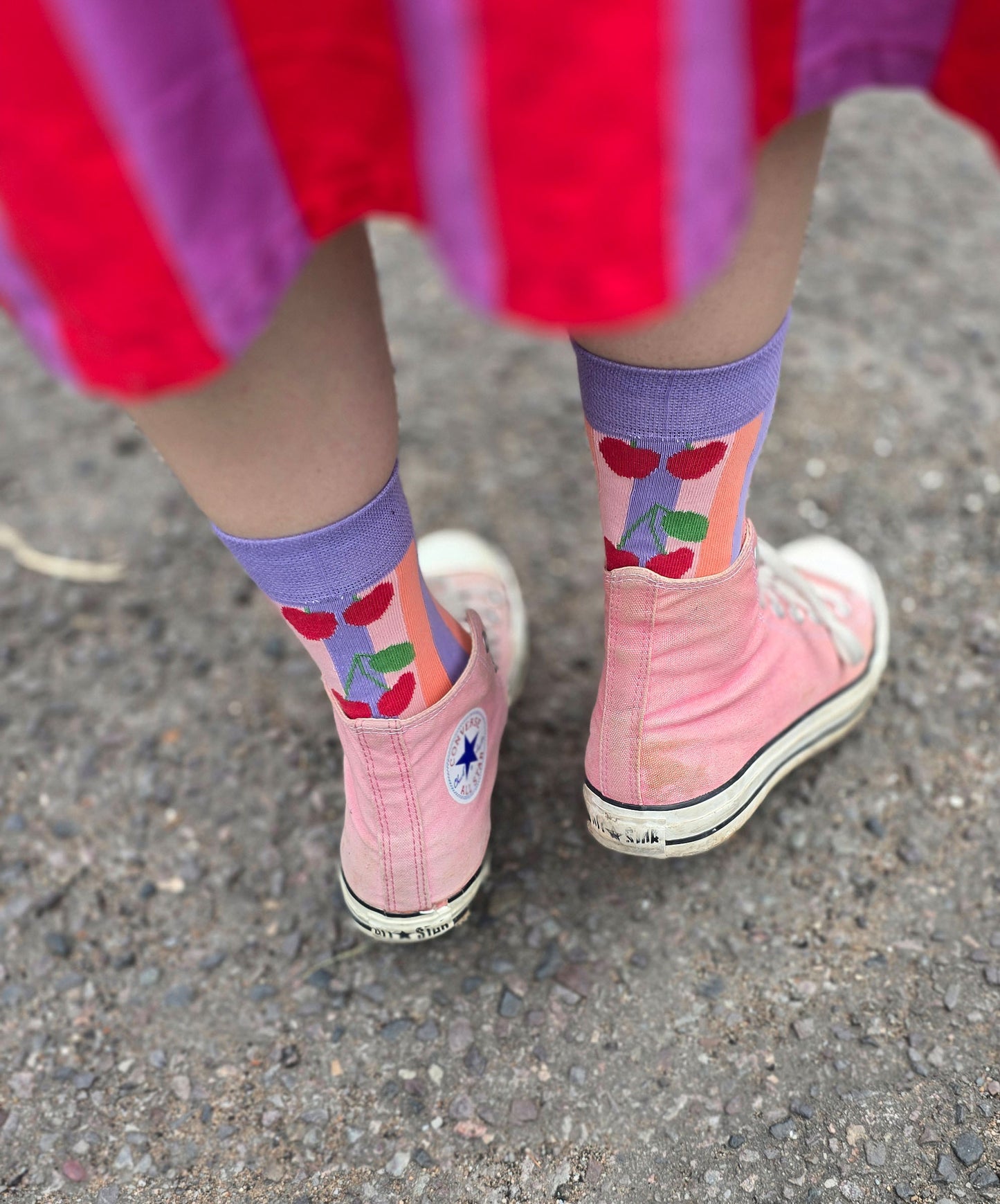 Rockabilly Style Socken mit Kirschmotiv und Blockstreifen in lila und rosa.