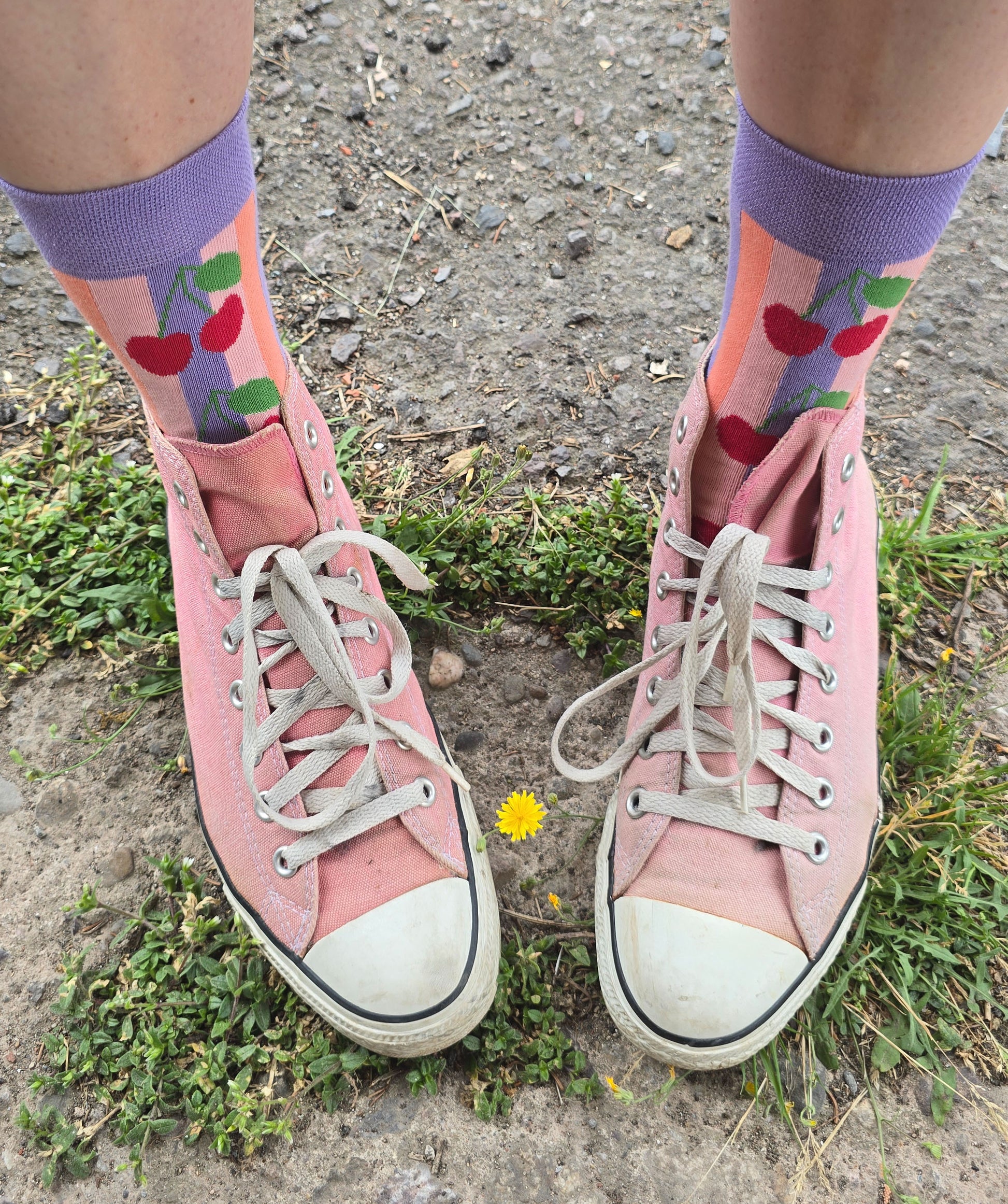 Rockabilly Style Socken mit Kirschmotiv und Blockstreifen in lila und rosa.