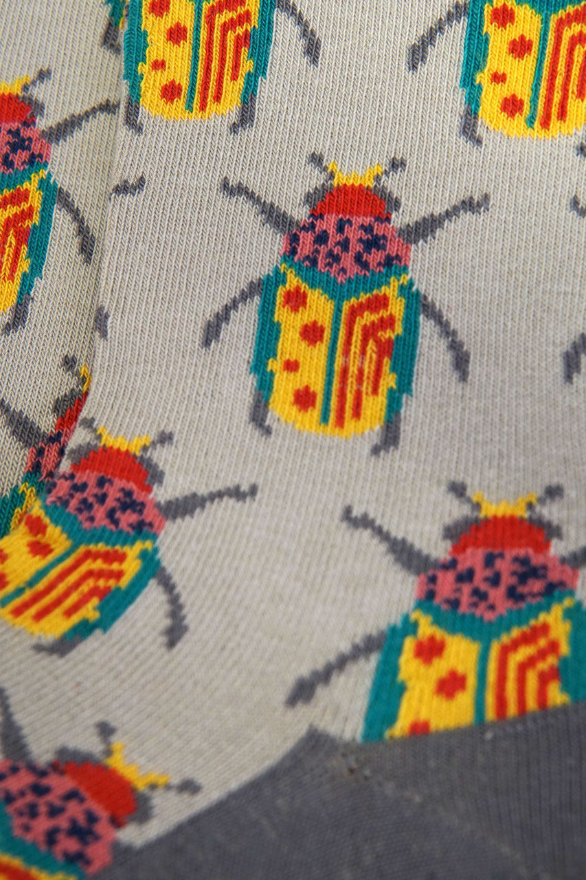 Socke aus Biobaumwolle, mit Partykäfer in Multicolor auf grau Hintergrund.