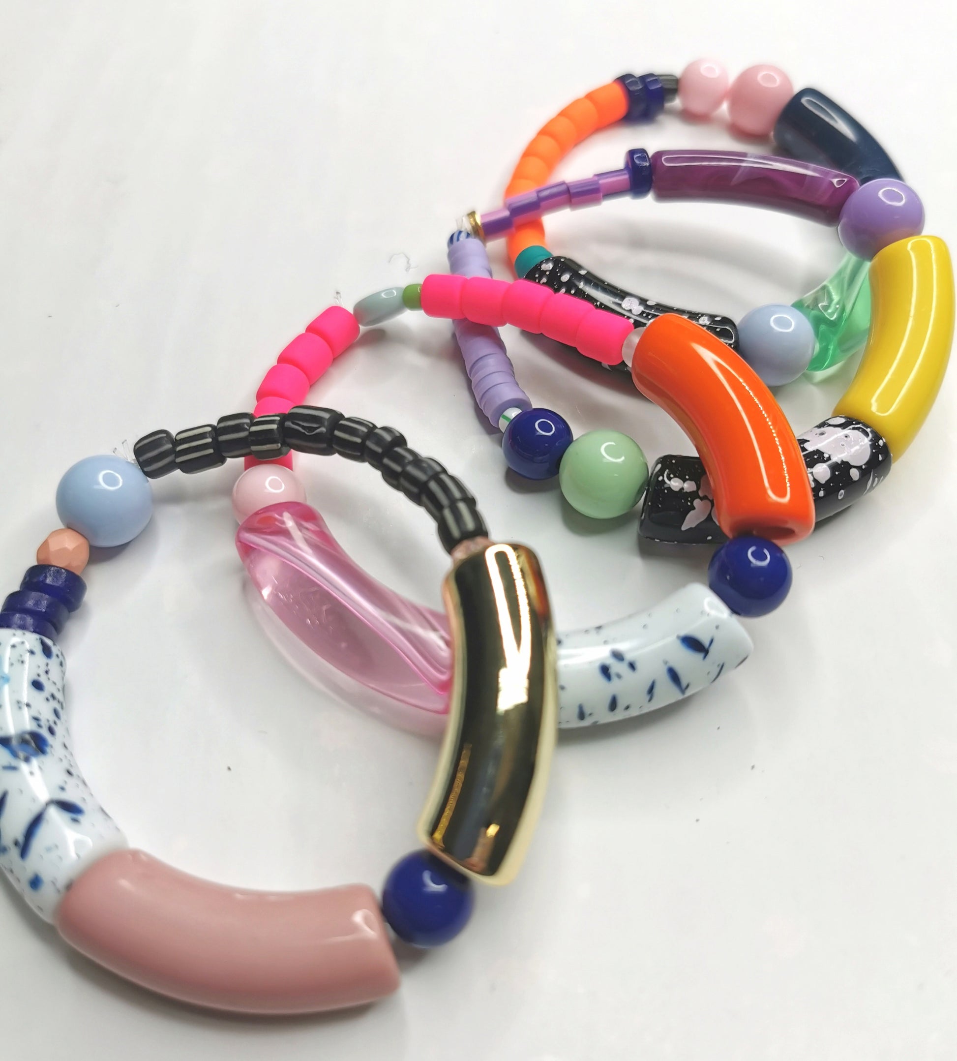 Elastische Perlenarmbaender in verschiedenen Formen und stylischen Farben. 