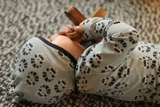 Niedlicher Body für Babys mit Prusselise -Waschbaermuster. Stilvoll und bequem.