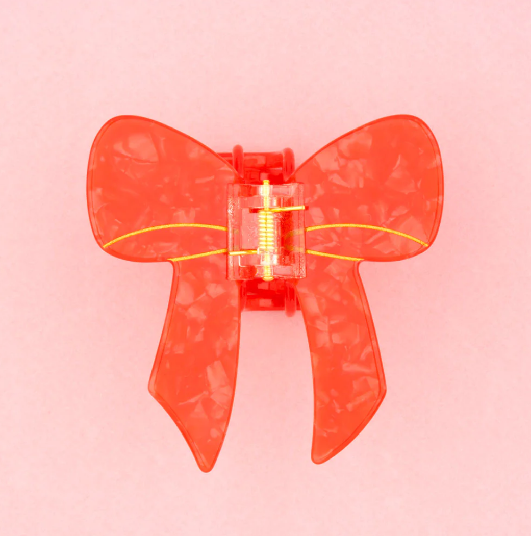 Schimmernd rote Haarspange in Form einer huebschen Schleife.