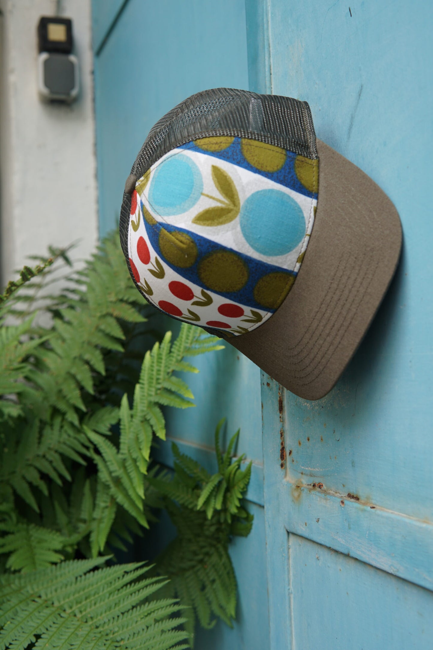Cap aus schoenem Retrostoff mit Blumenmuster, in den Farben blau,gruen und rot.