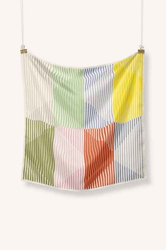 Schaltuch in schönsten multicolor Sommerfarben umgeben von beige mit Streifen Druck aus Biobaumwolle.