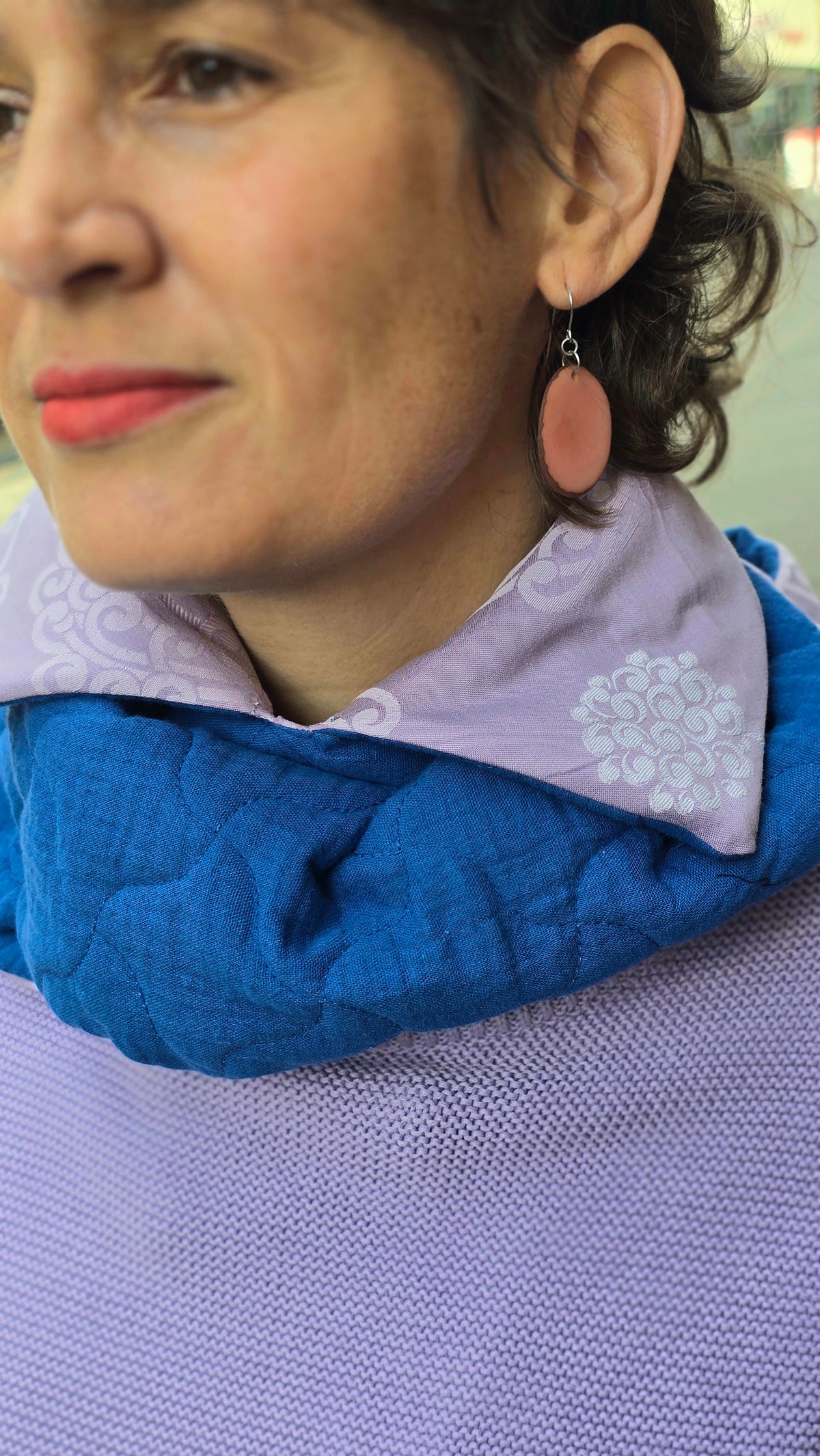 Wattierter Schalkragen mit tepper in Blau, die zweite Seite in lila retro Damast.