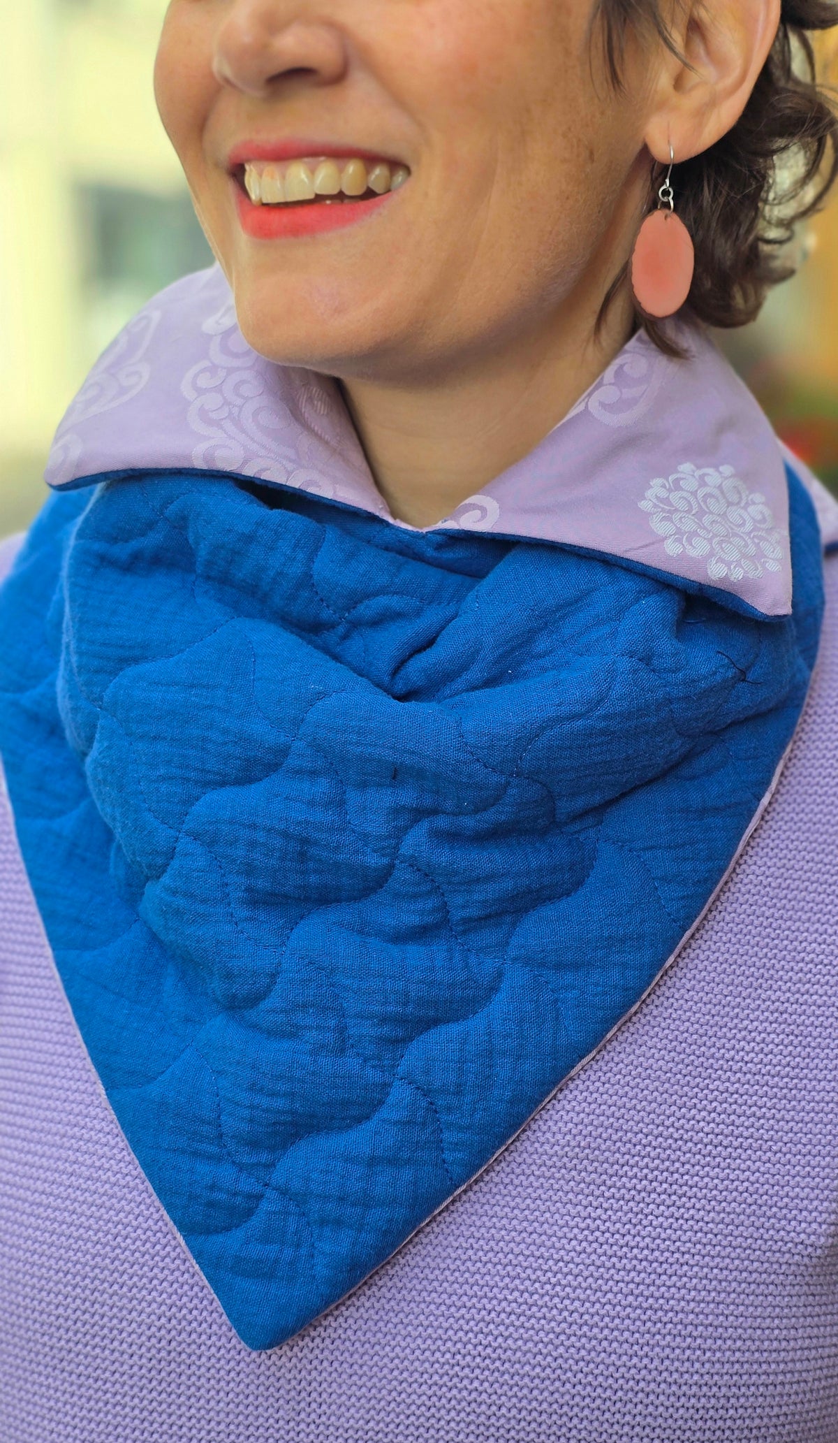 Wattierter Schalkragen mit tepper in Blau, die zweite Seite in lila retro Damast.
