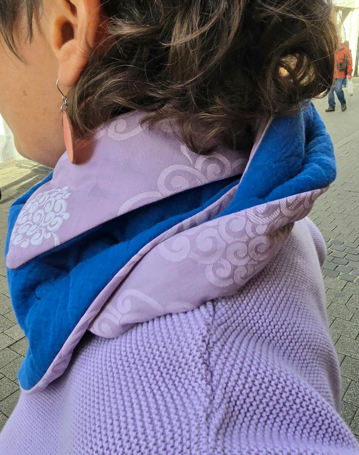 Wattierter Schalkragen mit tepper in Blau, die zweite Seite in lila retro Damast.