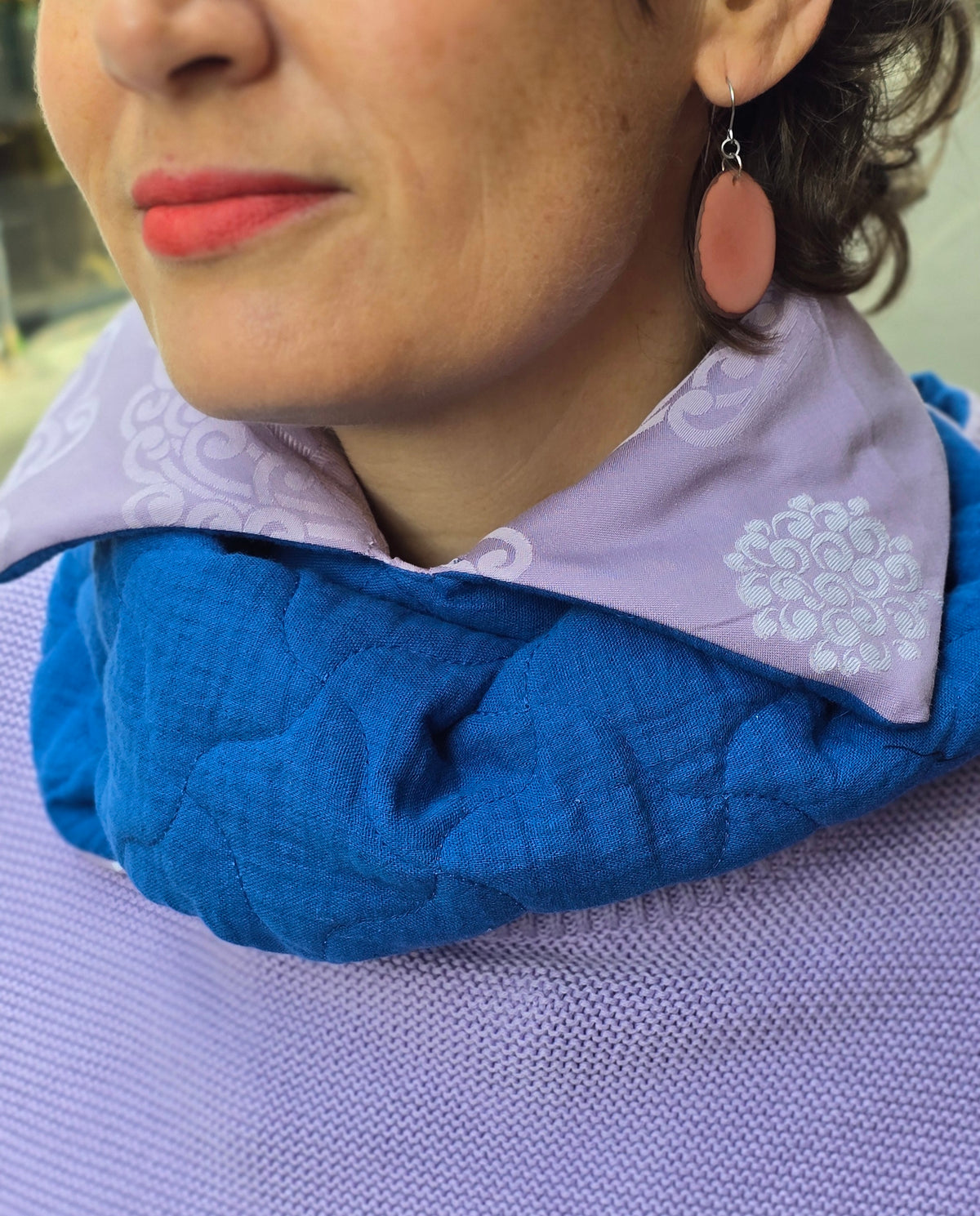 Wattierter Schalkragen mit tepper in Blau, die zweite Seite in lila retro Damast.