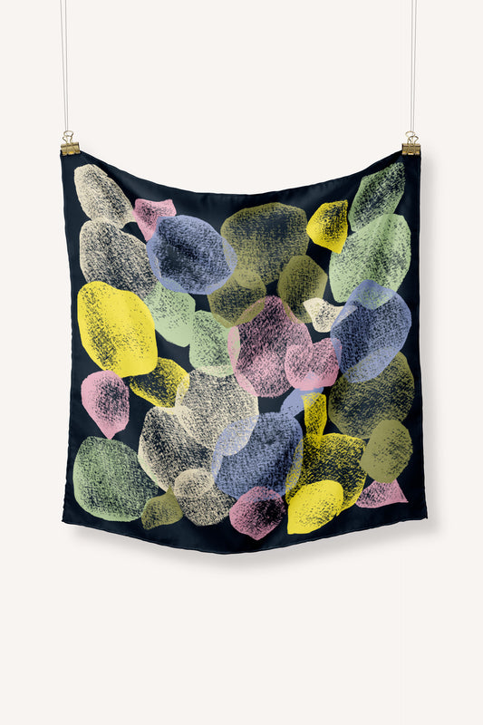 Schaltuch in schönsten rosa,grün,gelb Sommerfarben umgeben von schwarz mit artisanem Druck aus Biobaumwolle.