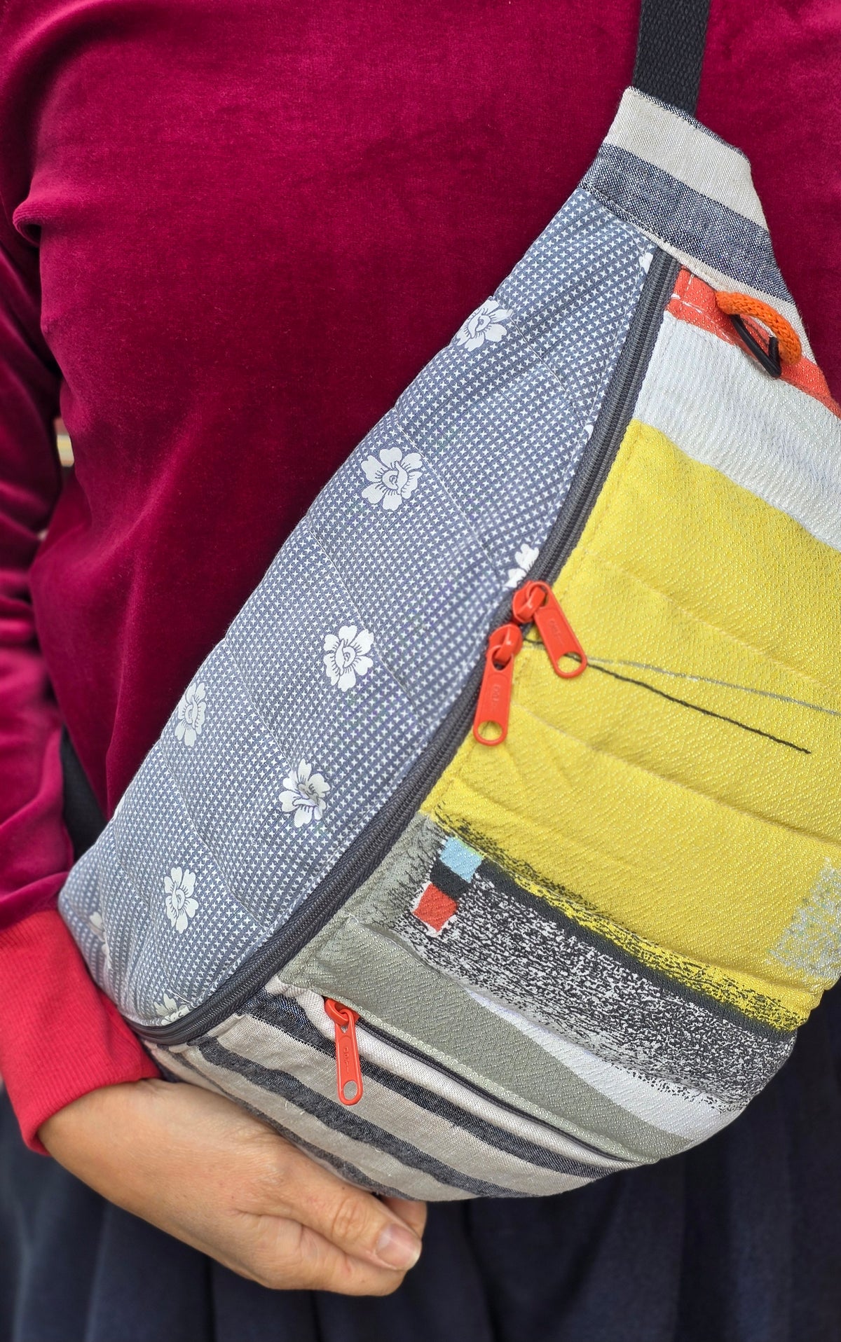 Bauchtasche aus geblümtem Retrostoff und 50ies Küchenmuster, bunt und fröhlich in grau, beige, multicolour, Tragegurt mit Schnappverschluss. 