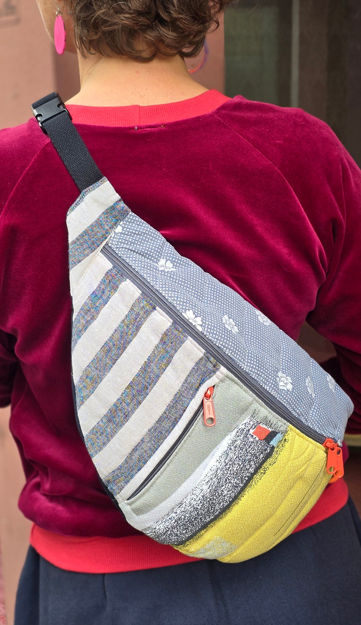 Bauchtasche aus geblümtem Retrostoff und 50ies Küchenmuster, bunt und fröhlich in grau, beige, multicolour, Tragegurt mit Schnappverschluss. 