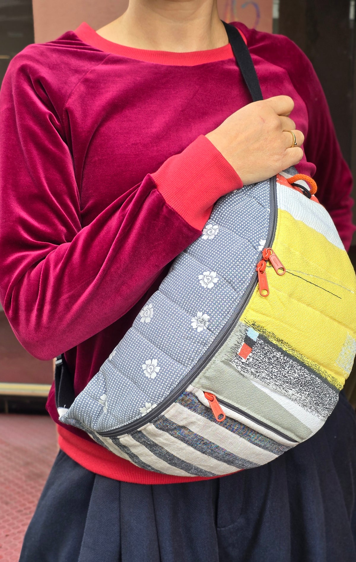 Bauchtasche aus geblümtem Retrostoff und 50ies Küchenmuster, bunt und fröhlich in grau, beige, multicolour, Tragegurt mit Schnappverschluss. 