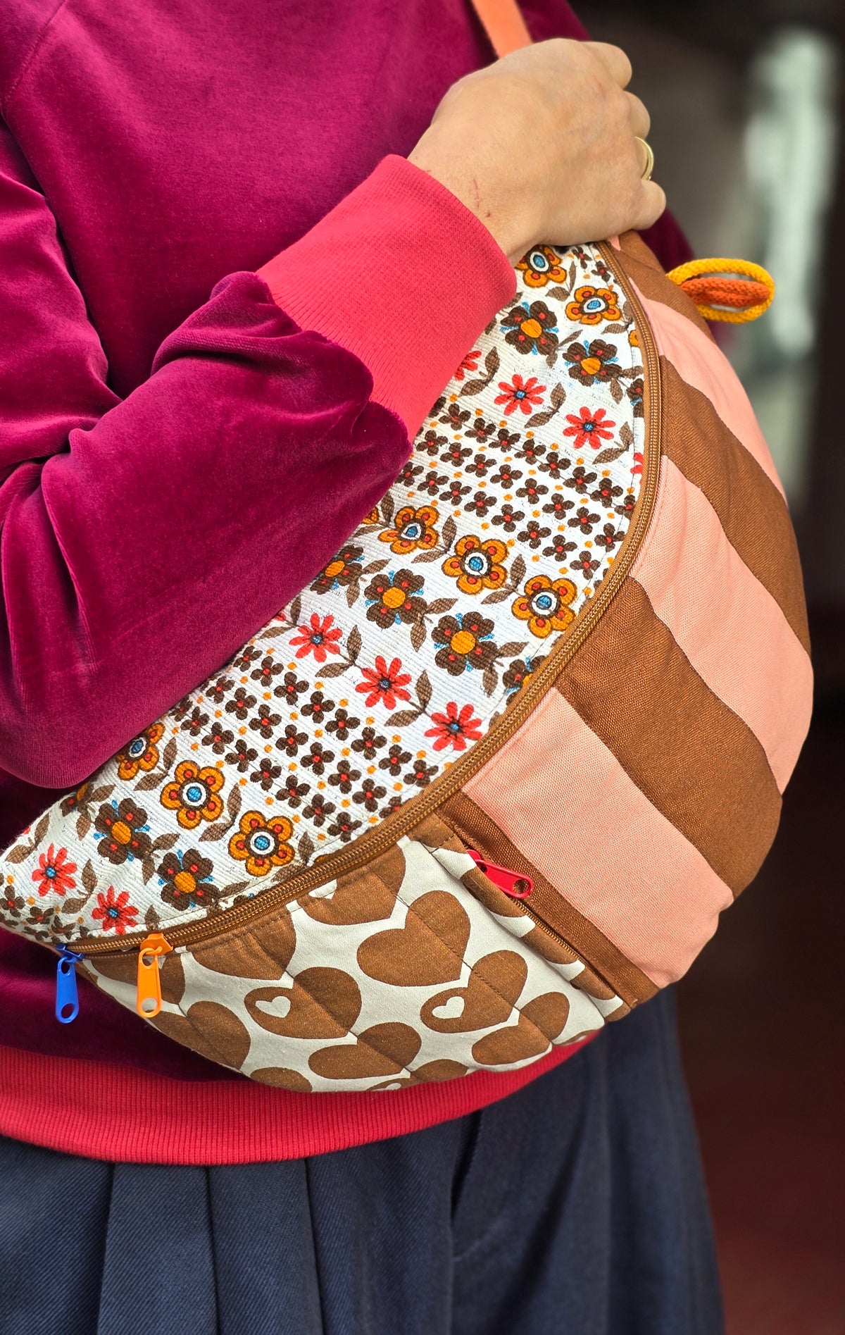 Bauchtasche aus geblümtem Retrostoff und 60ies Herzchen und Blockstreifen, bunt und fröhlich in braun und apricot, multicolour, Tragegurt mit Schnappverschluss. 