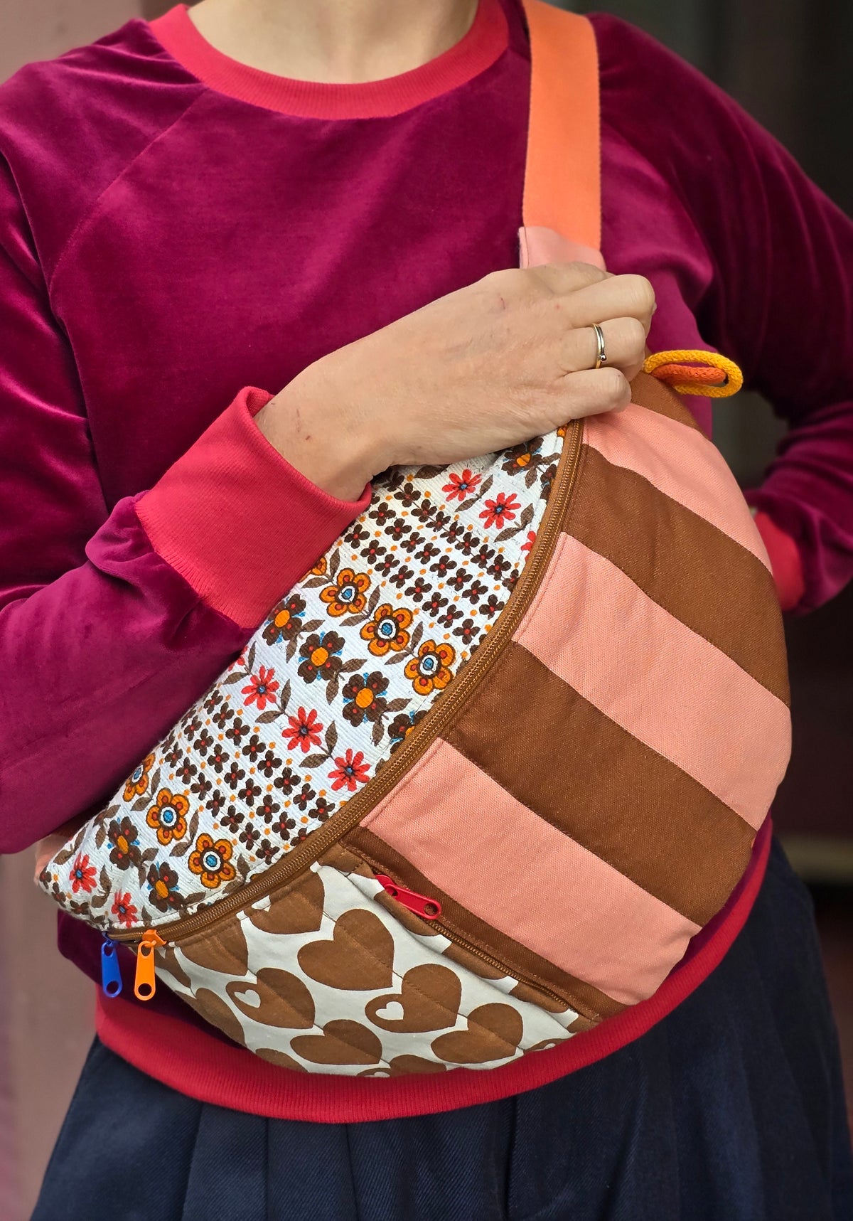 Bauchtasche aus geblümtem Retrostoff und 60ies Küchenmuster und Blockstreifen, bunt und fröhlich in braun und apricot, multicolour, Tragegurt mit Schnappverschluss. 