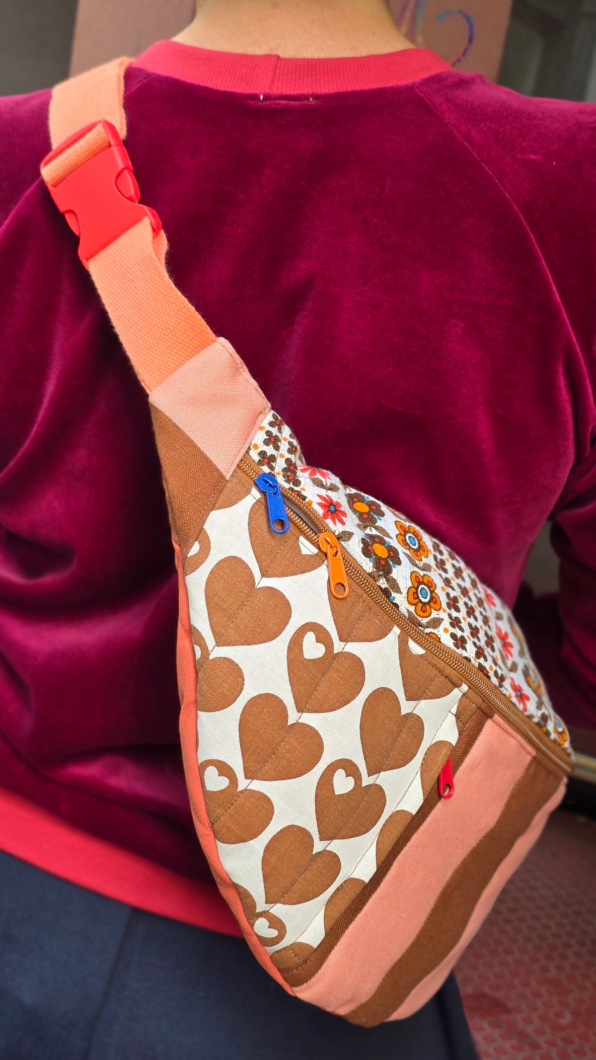 Bauchtasche aus geblümtem Retrostoff und 60ies Küchenmuster und Blockstreifen, bunt und fröhlich in braun und apricot, multicolour, Tragegurt mit Schnappverschluss. 