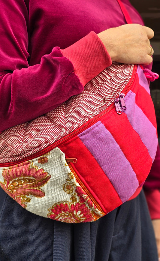 Bauchtasche aus geblümtem Retrostoff und 50ies Küchenmuster und Blockstreifen, bunt und fröhlich in rot, lila, multicolour, Tragegurt mit Schnappverschluss. 
