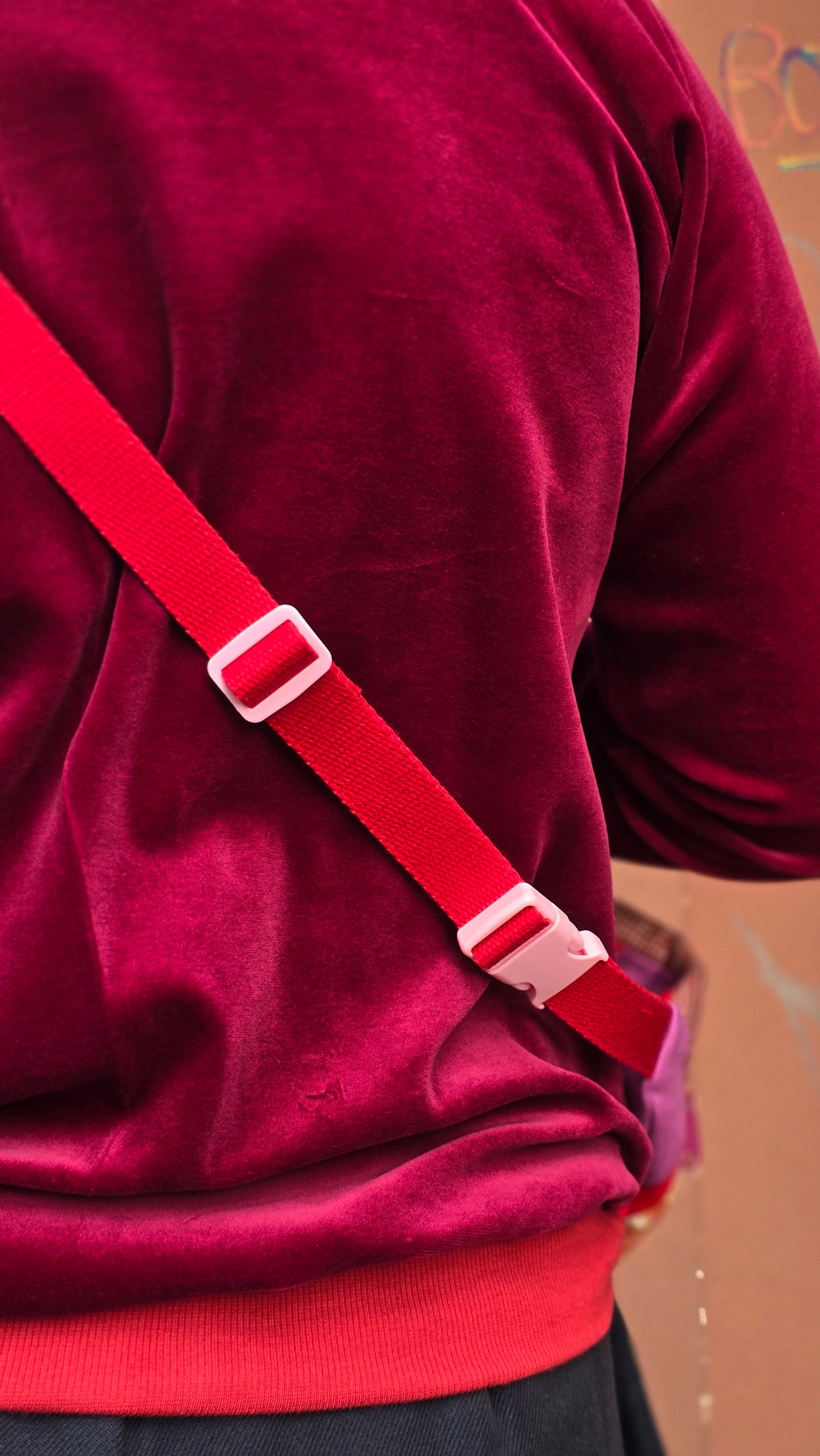 Bauchtasche aus geblümtem Retrostoff und 50ies Küchenmuster und Blockstreifen, bunt und fröhlich in rot, lila, multicolour, Tragegurt mit Schnappverschluss. 