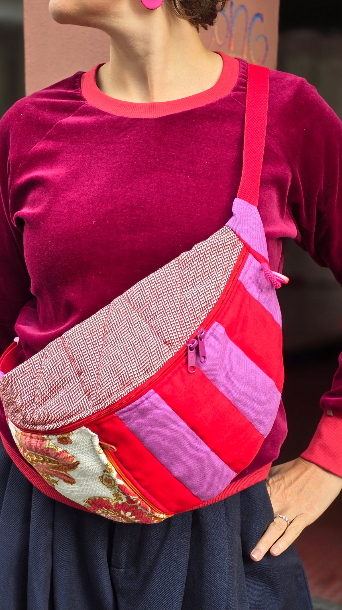 Bauchtasche aus geblümtem Retrostoff und 50ies Küchenmuster und Blockstreifen, bunt und fröhlich in rot, lila, multicolour, Tragegurt mit Schnappverschluss. 