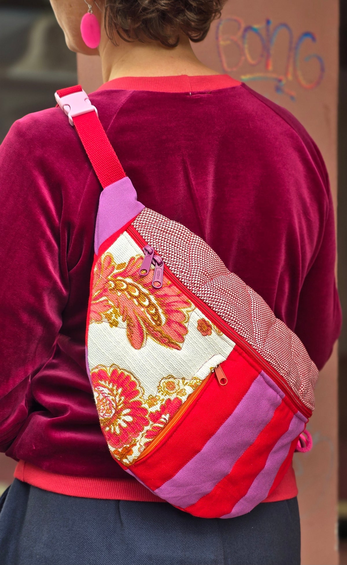 Bauchtasche aus geblümtem Retrostoff und 50ies Küchenmuster und Blockstreifen, bunt und fröhlich in rot, lila, multicolour, Tragegurt mit Schnappverschluss. 