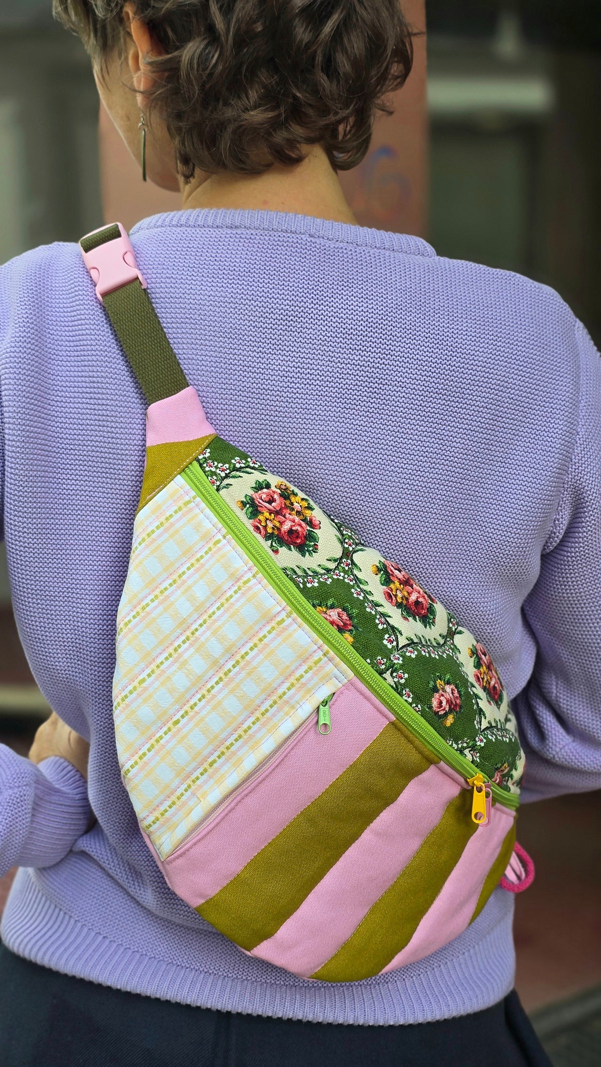 Bauchtasche aus geblümtem Retrostoff und Blockstreifen, bunt und fröhlich in grün und rosa gehalten, Tragegurt mit Schnappverschluss.