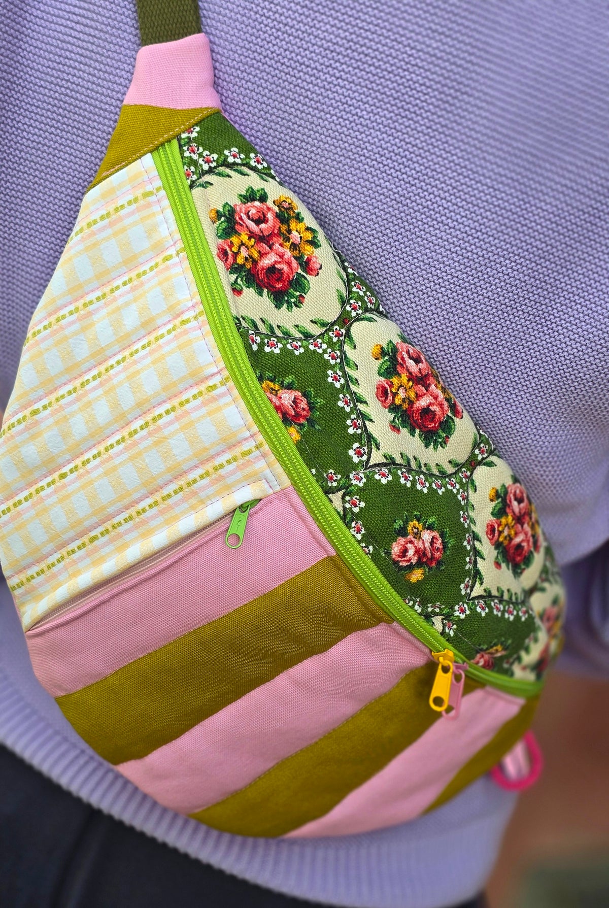 Bauchtasche aus geblümtem Retrostoff und Blockstreifen, bunt und fröhlich in grün und rosa gehalten, Tragegurt mit Schnappverschluss.
