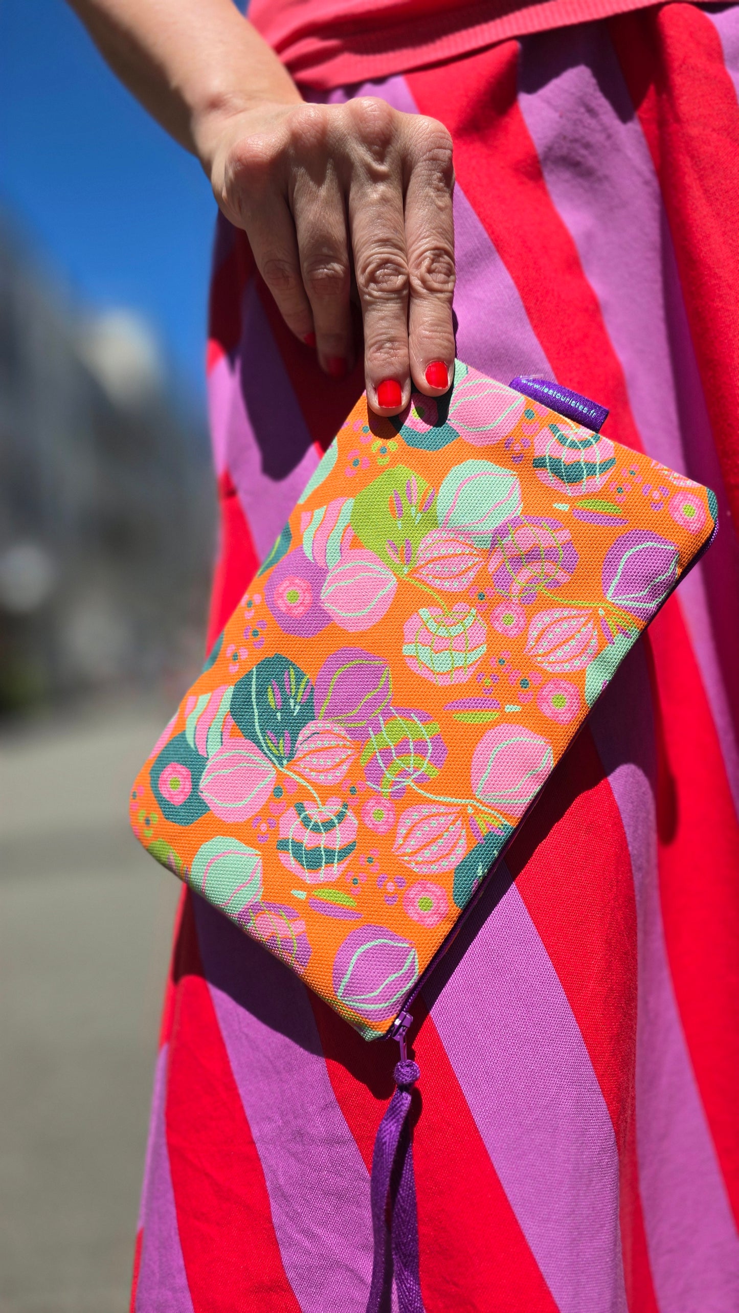 Täschchen in orange bunt gemustertem Tapetenmuster mit Blumen, Reissverschluss und Innenfutter aus Frottee.