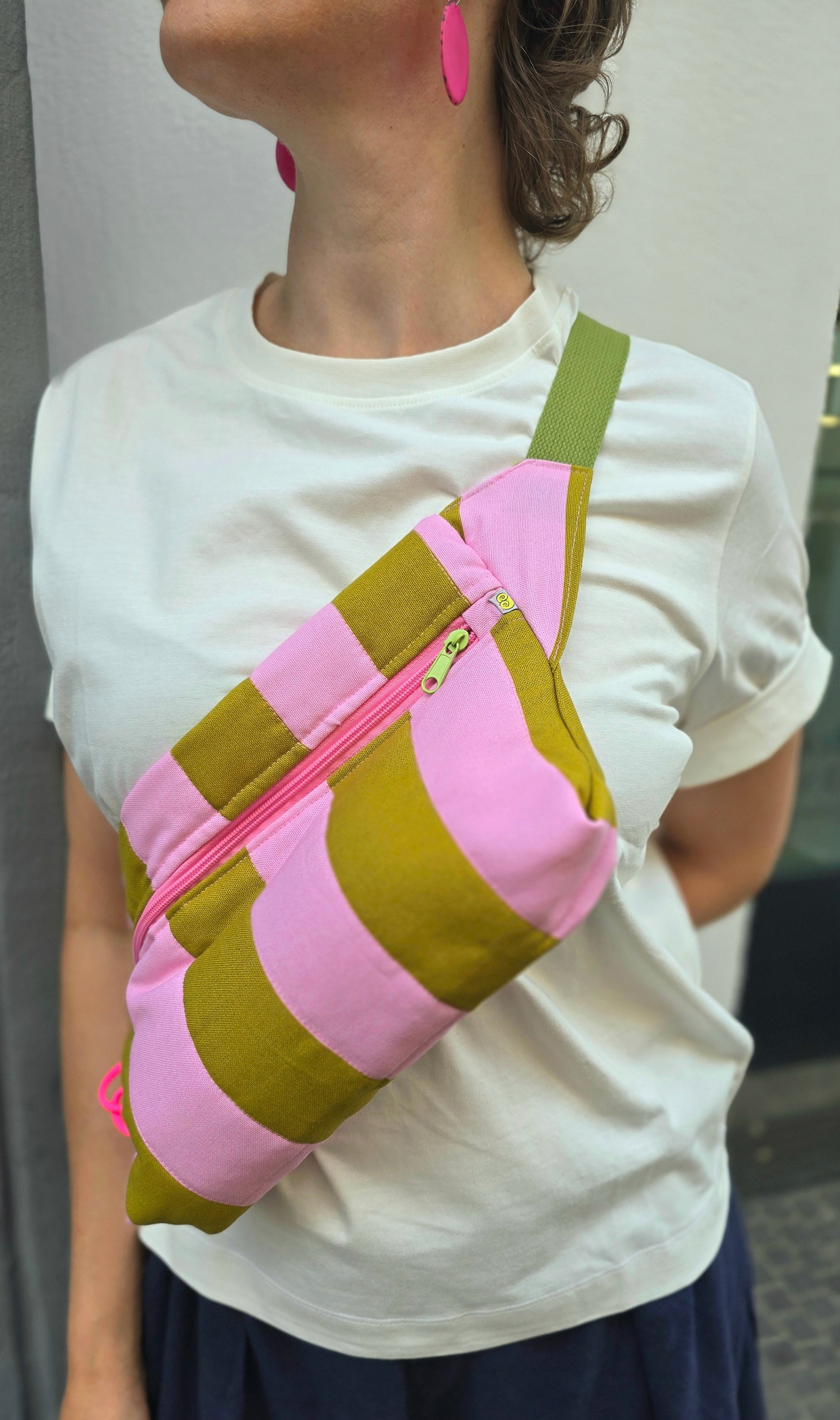 Rechteckige Handtasche oder Bauchtasche mit verstellbarer Schnalle, weich wattiert aus Canvas, fester Baumwolle mit Blockstreifen und Reißverschluss kiwi und pink.