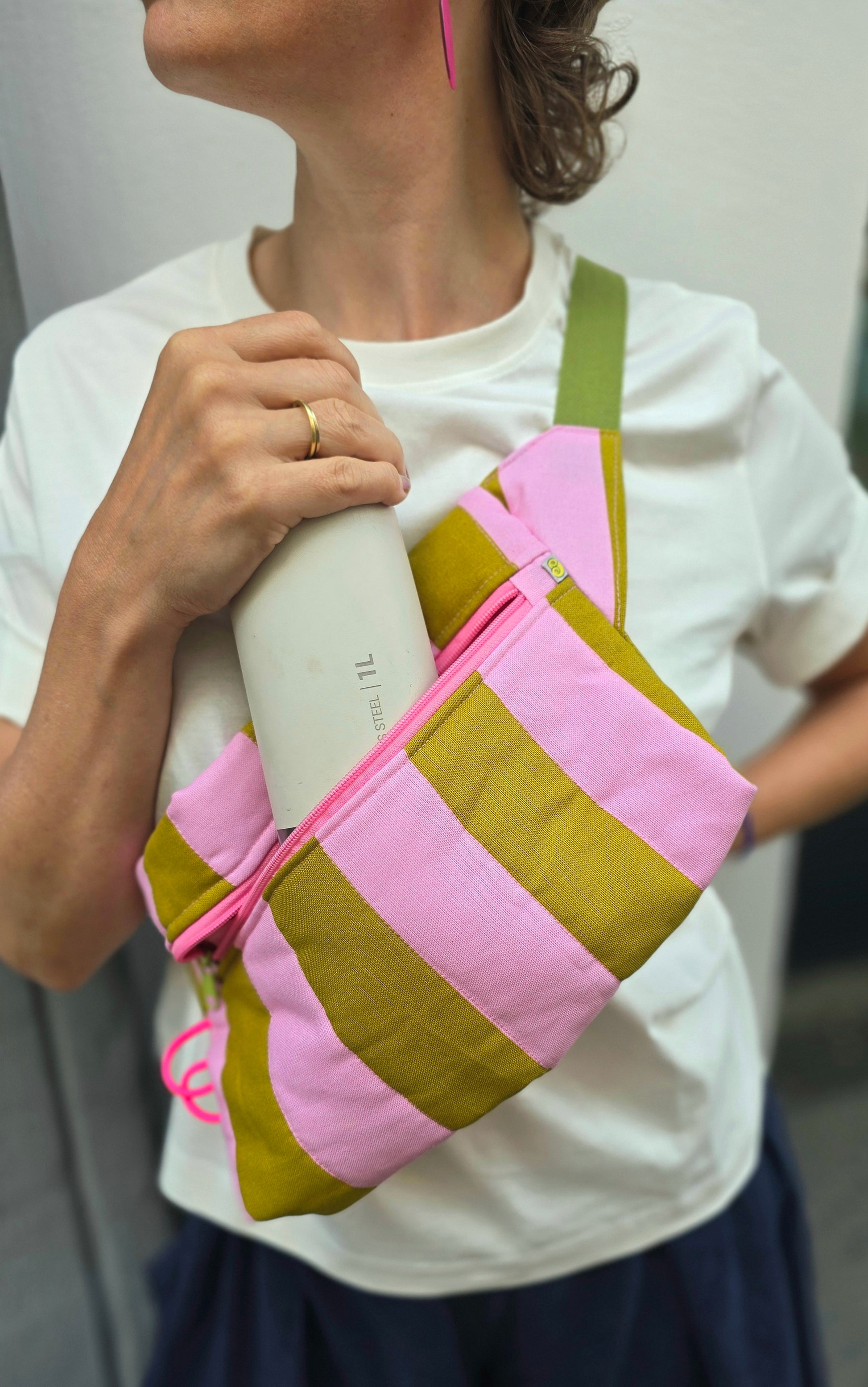 Rechteckige Handtasche oder Bauchtasche mit verstellbarer Schnalle, weich wattiert aus Canvas, fester Baumwolle mit Blockstreifen und Reißverschluss kiwi und pink.