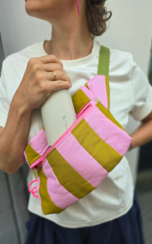 Rechteckige Handtasche oder Bauchtasche mit verstellbarer Schnalle, weich wattiert aus Canvas, fester Baumwolle mit Blockstreifen und Reißverschluss kiwi und pink.
