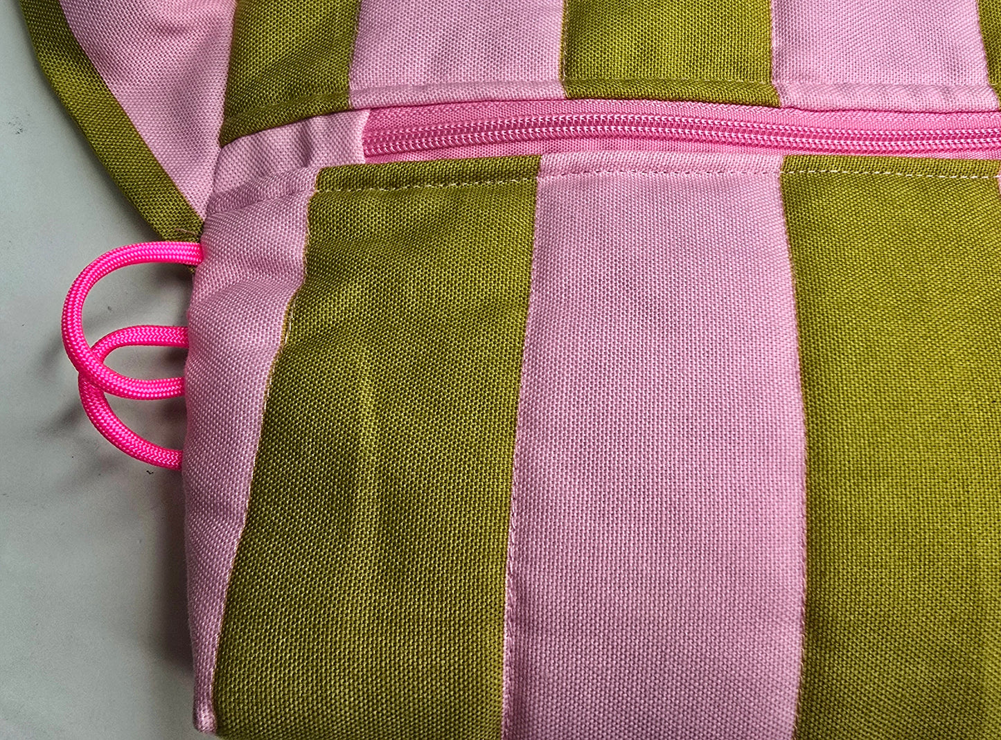 Rechteckige Handtasche oder Bauchtasche mit verstellbarer Schnalle, weich wattiert aus Canvas, fester Baumwolle mit Blockstreifen und Reißverschluss kiwi und pink.