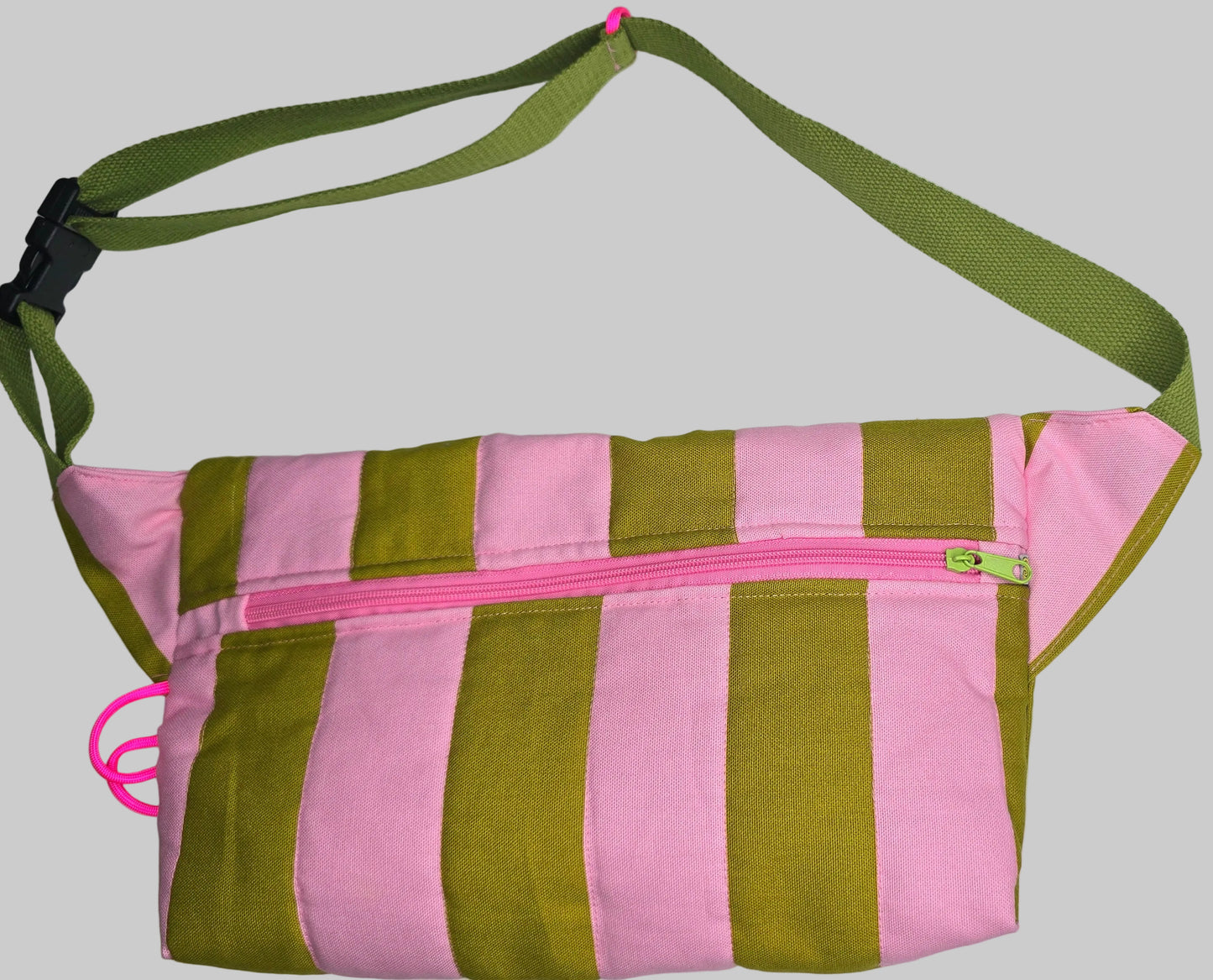 Rechteckige Handtasche oder Bauchtasche mit verstellbarer Schnalle, weich wattiert aus Canvas, fester Baumwolle mit Blockstreifen und Reißverschluss kiwi und pink.