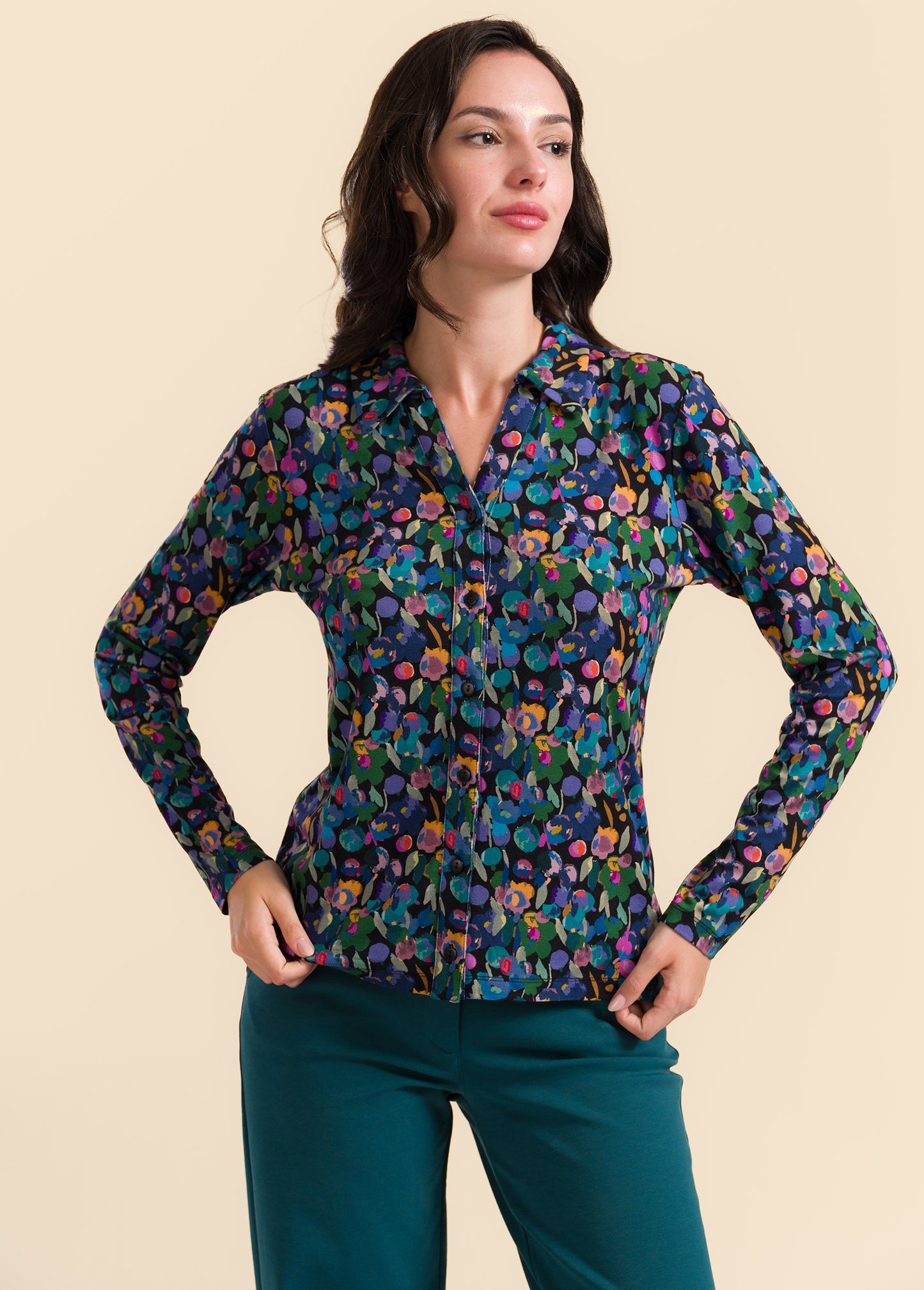 Weiche Ecovero Bluse mit natürlichem Glanz und tollem, tupfigem Blumenmuster.